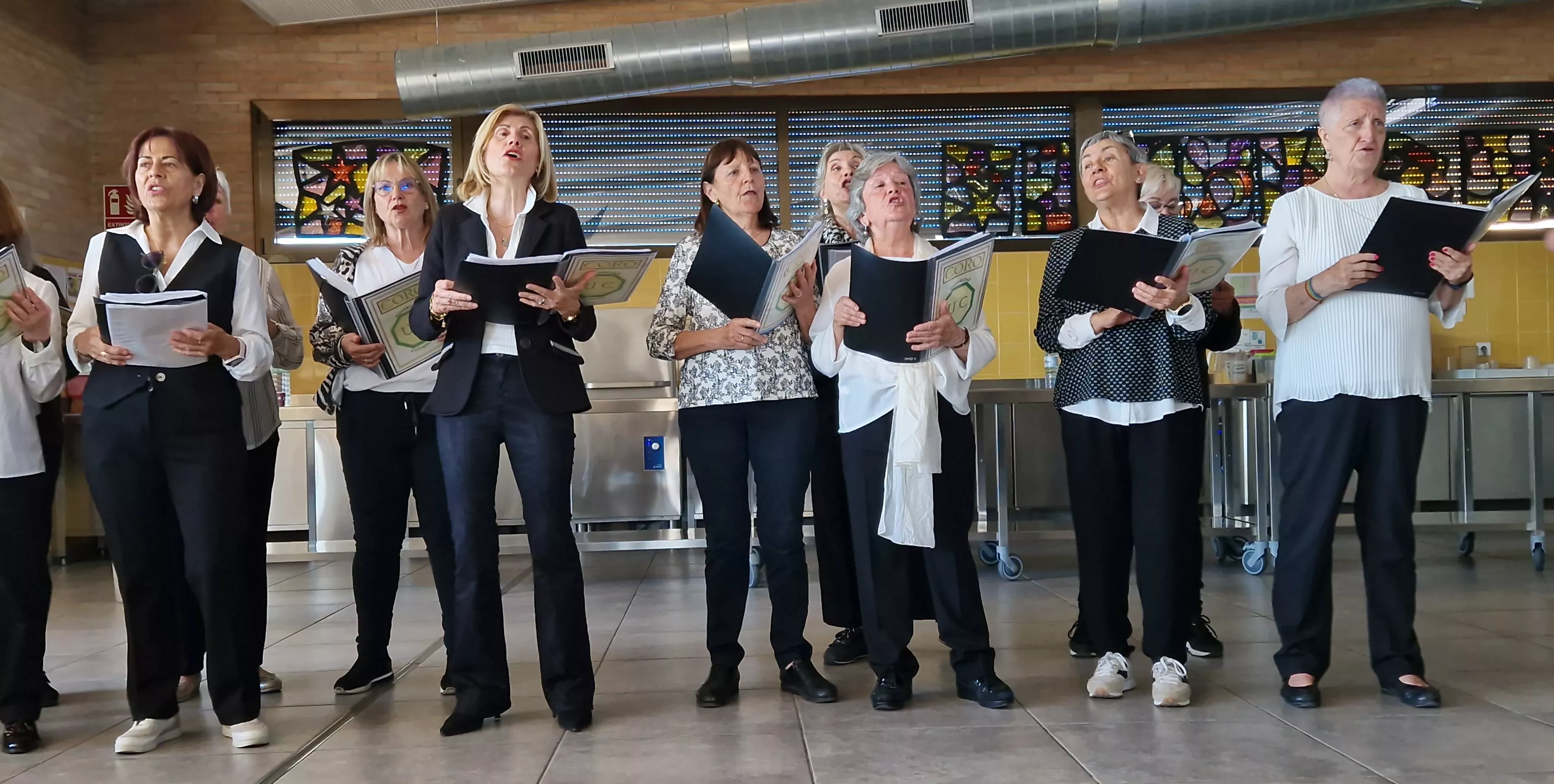 Actuación del Coro de la Universidad Ciudadana en Aspace Huesca. Foto Myriam Martínez