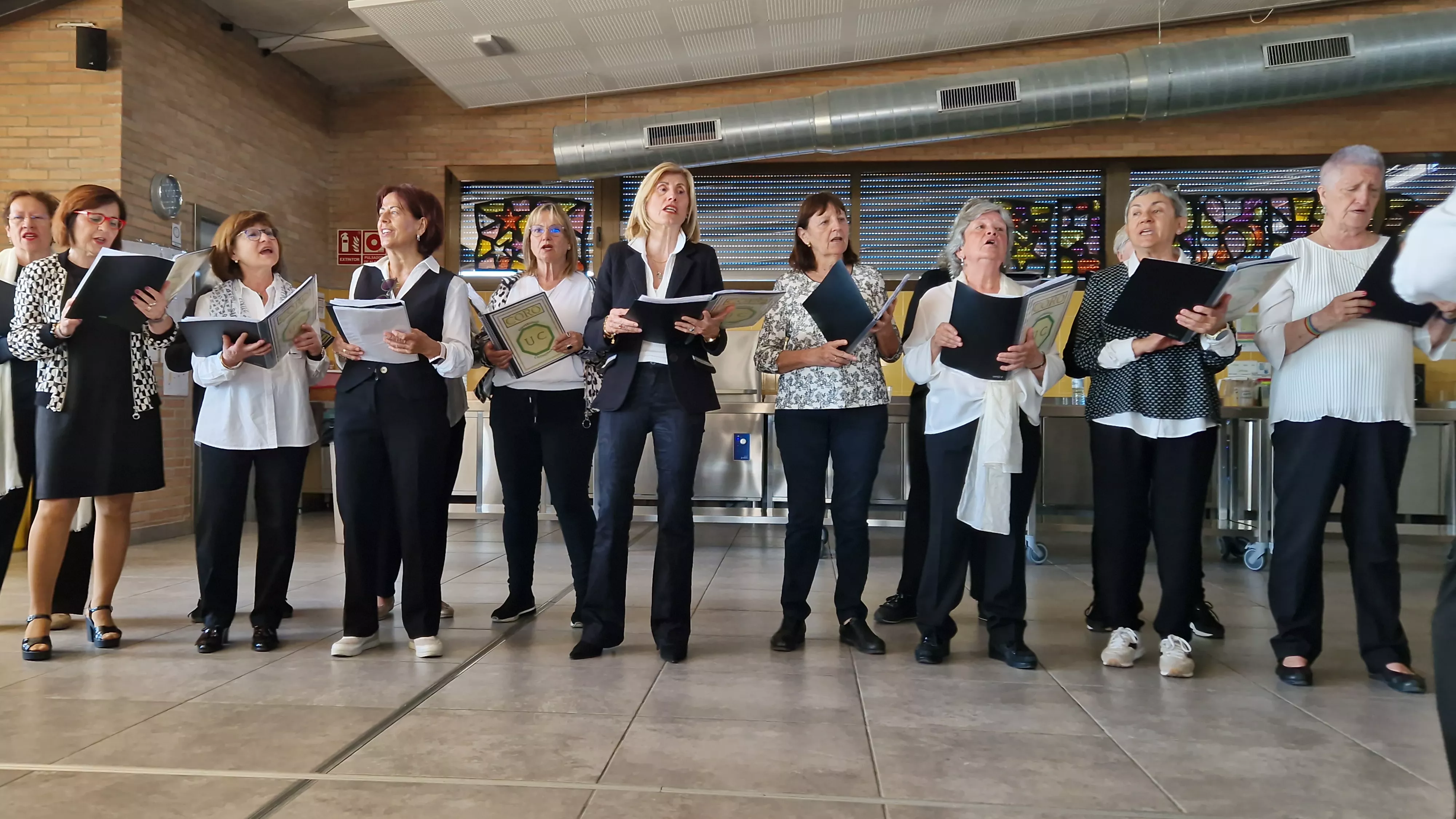 Actuación del Coro de la Universidad Ciudadana en Aspace Huesca. Foto Myriam Martínez