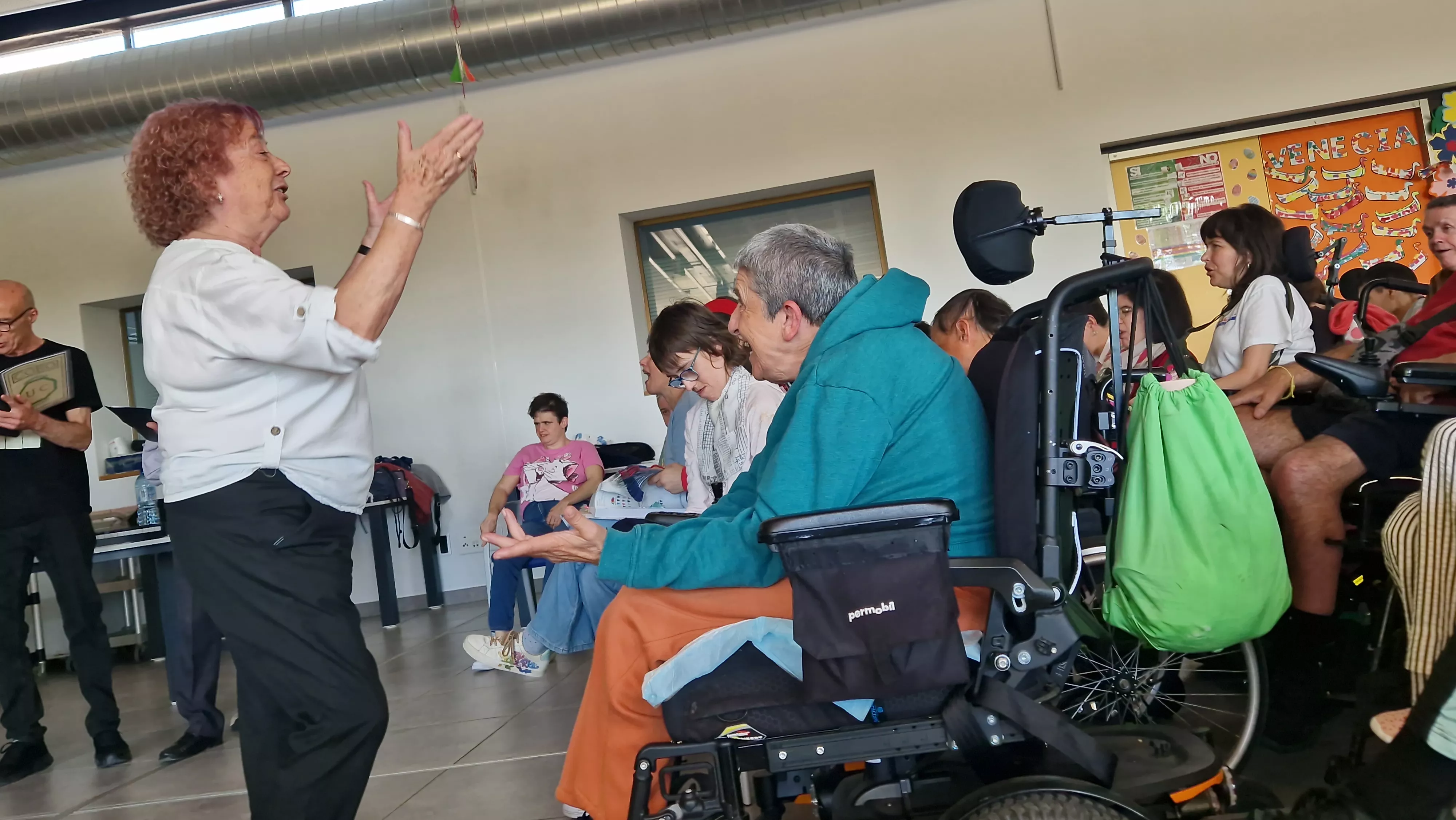 Actuación del Coro de la Universidad Ciudadana en Aspace Huesca. Foto Myriam Martínez