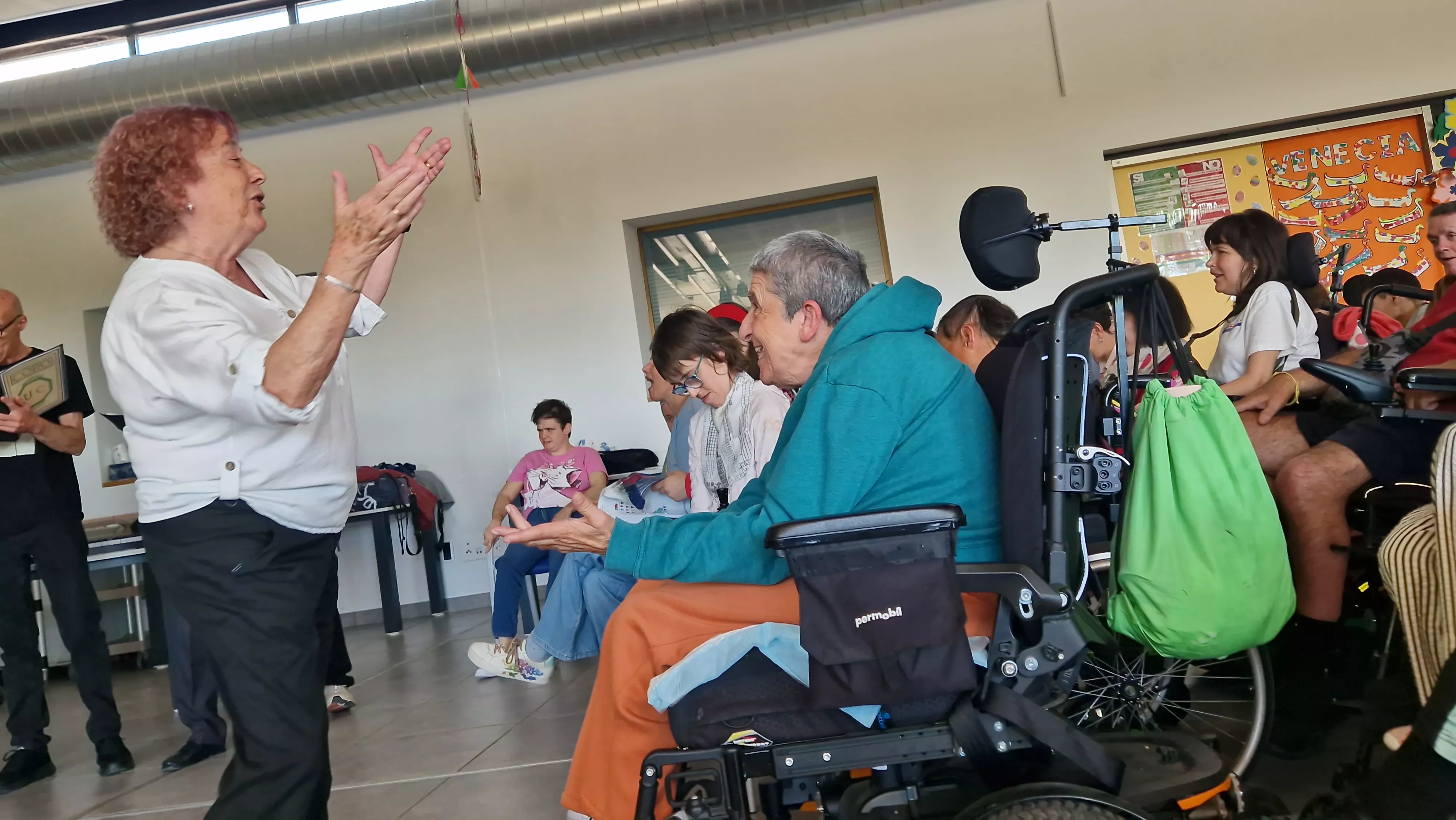 Actuación del Coro de la Universidad Ciudadana en Aspace Huesca. Foto Myriam Martínez