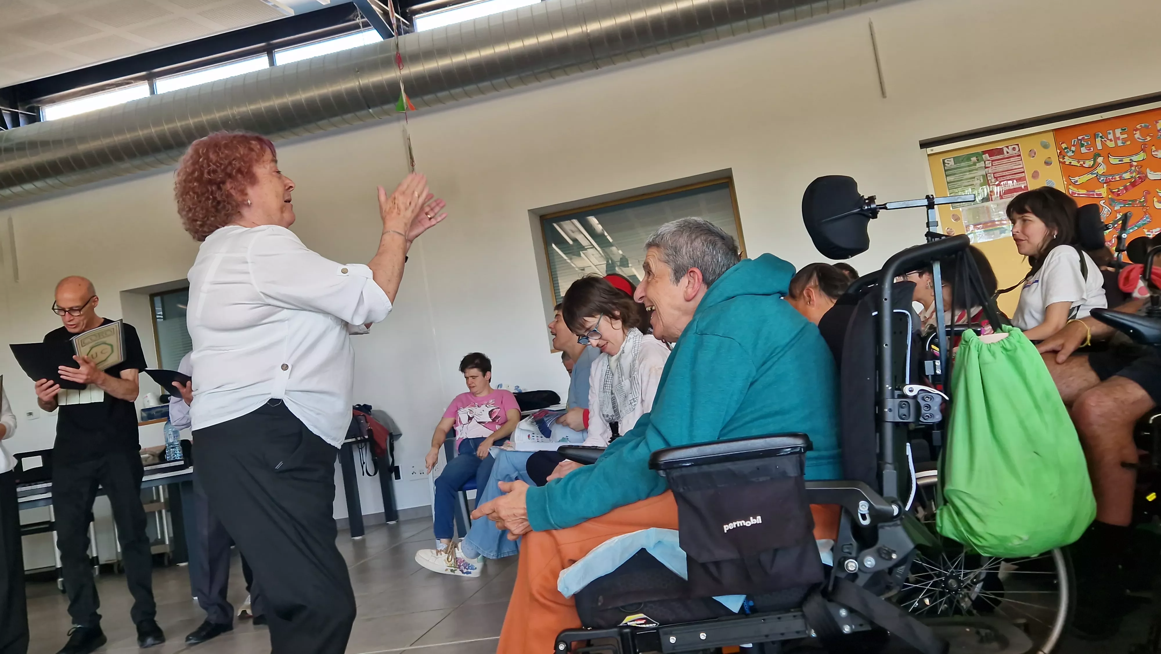 Actuación del Coro de la Universidad Ciudadana en Aspace Huesca. Foto Myriam Martínez