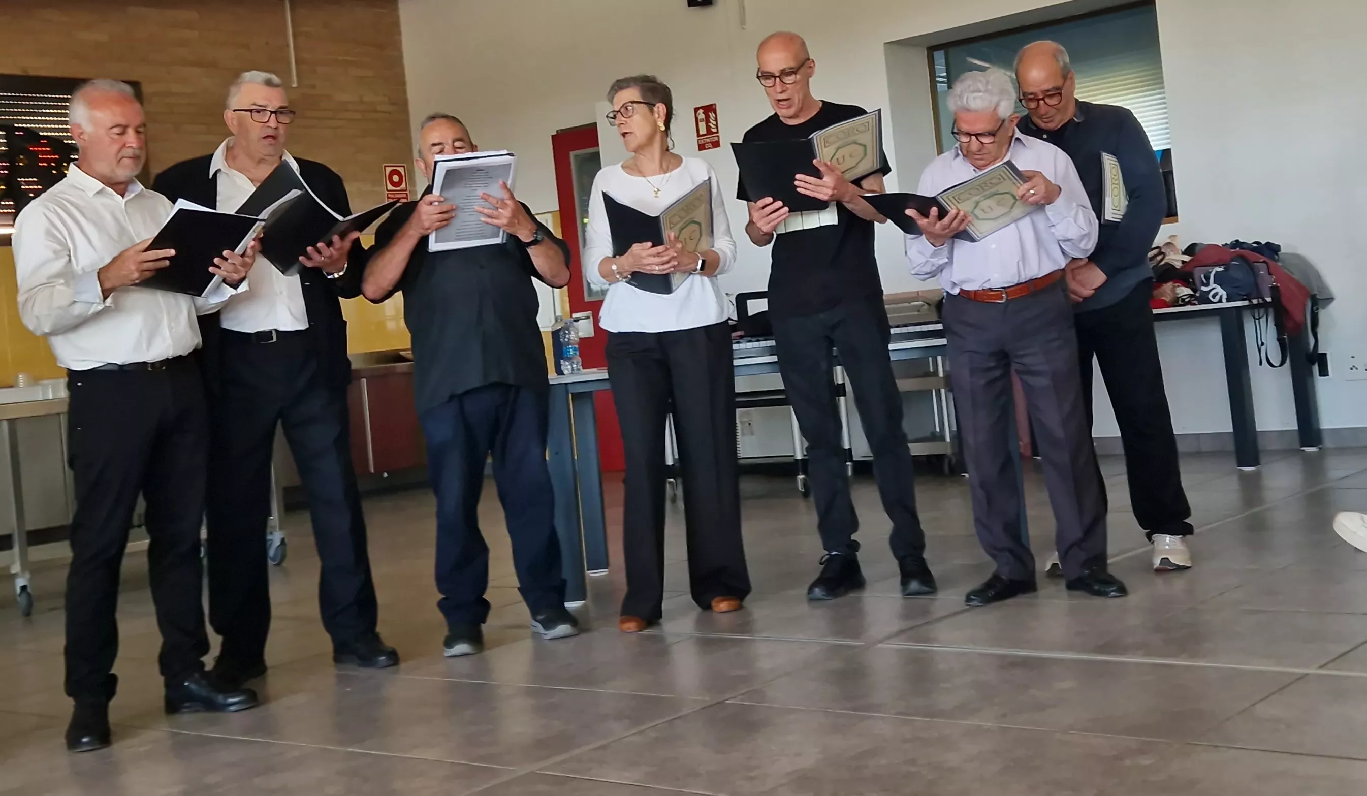 Actuación del Coro de la Universidad Ciudadana en Aspace Huesca. Foto Myriam Martínez