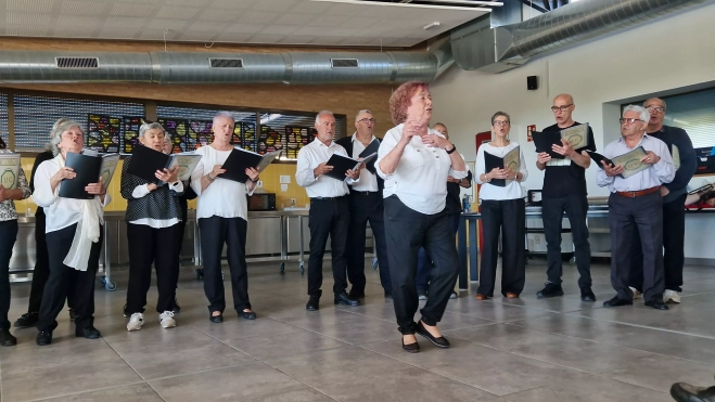 Actuación del Coro de la Universidad Ciudadana en Aspace Huesca. Foto Myriam Martínez