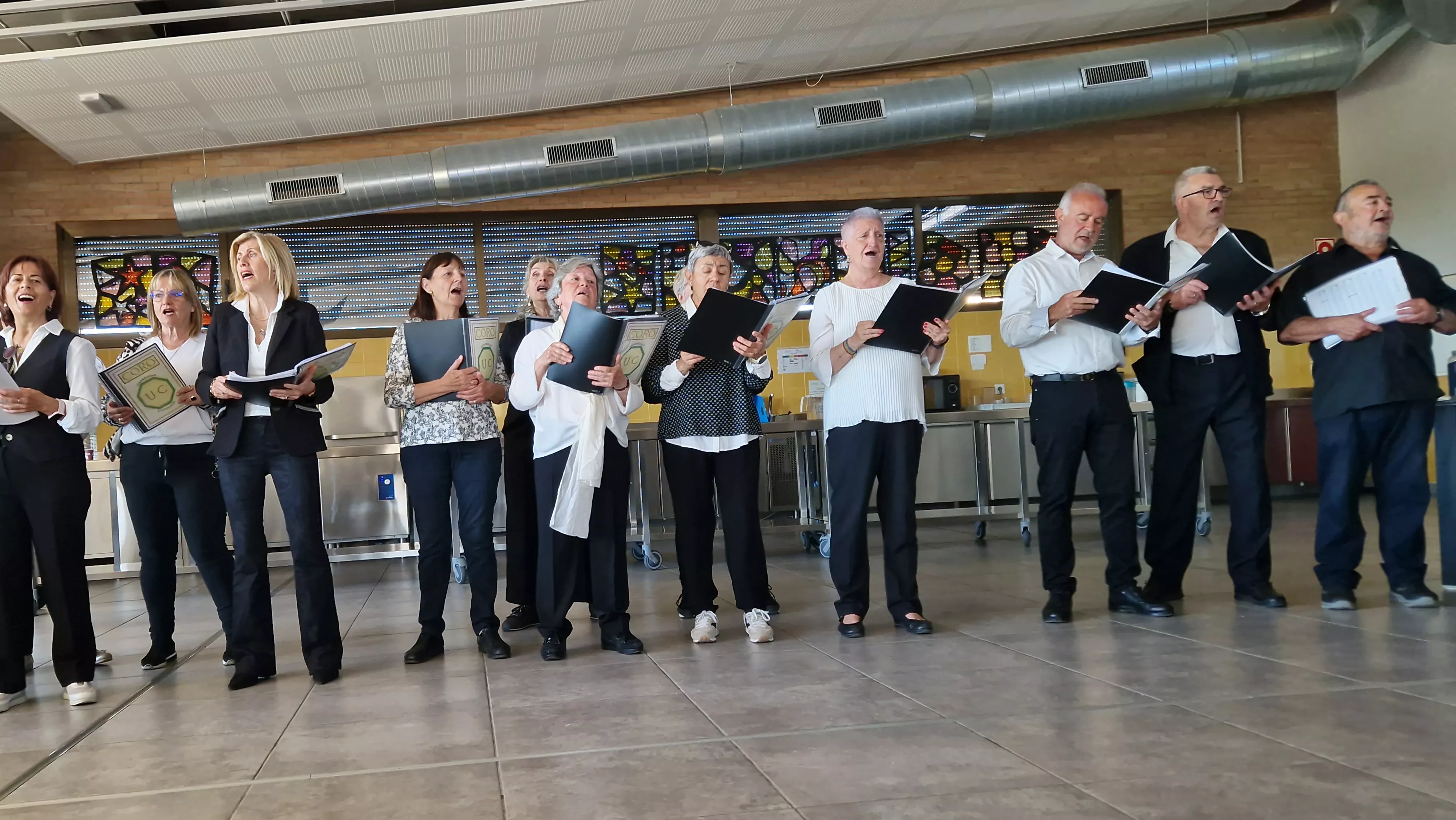 Actuación del Coro de la Universidad Ciudadana en Aspace Huesca. Foto Myriam Martínez