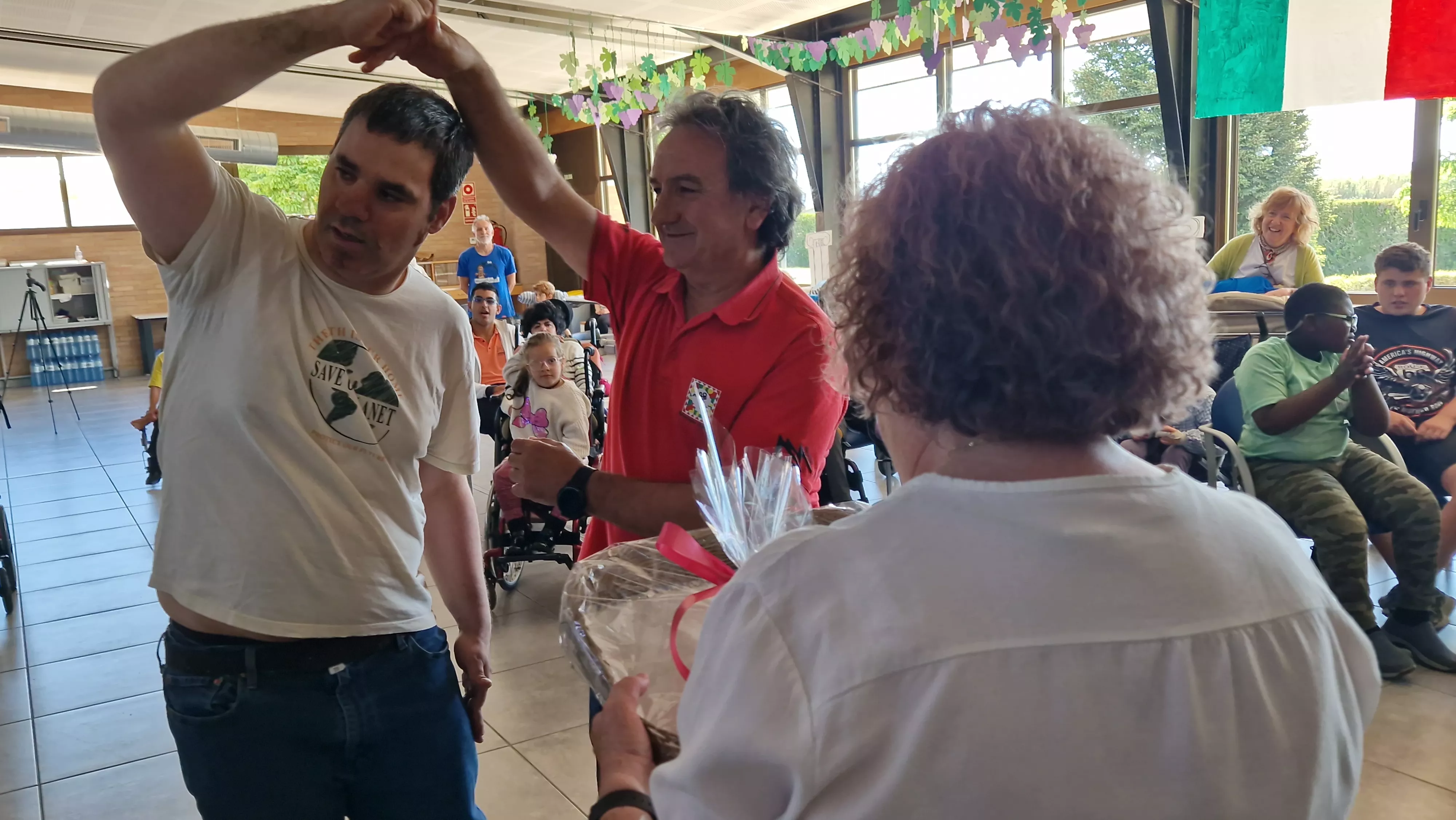 Actuación del Coro de la Universidad Ciudadana en Aspace Huesca. Foto Myriam Martínez