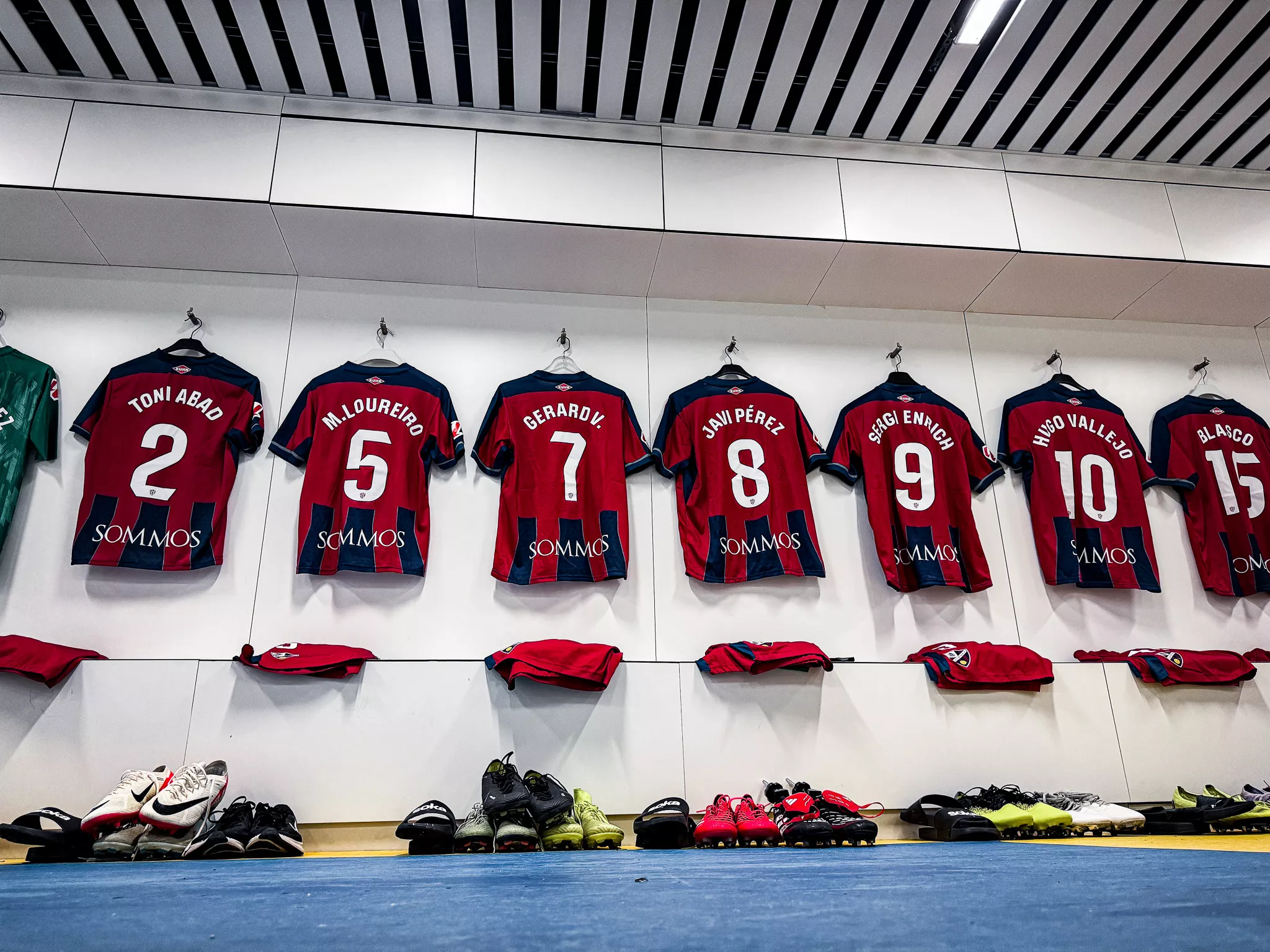 El vestuario del Huesca, listo en el Nuevo Mirandilla. Estas son las alineaciones del Cádiz CF-SD Huesca: doble carril por la derecha