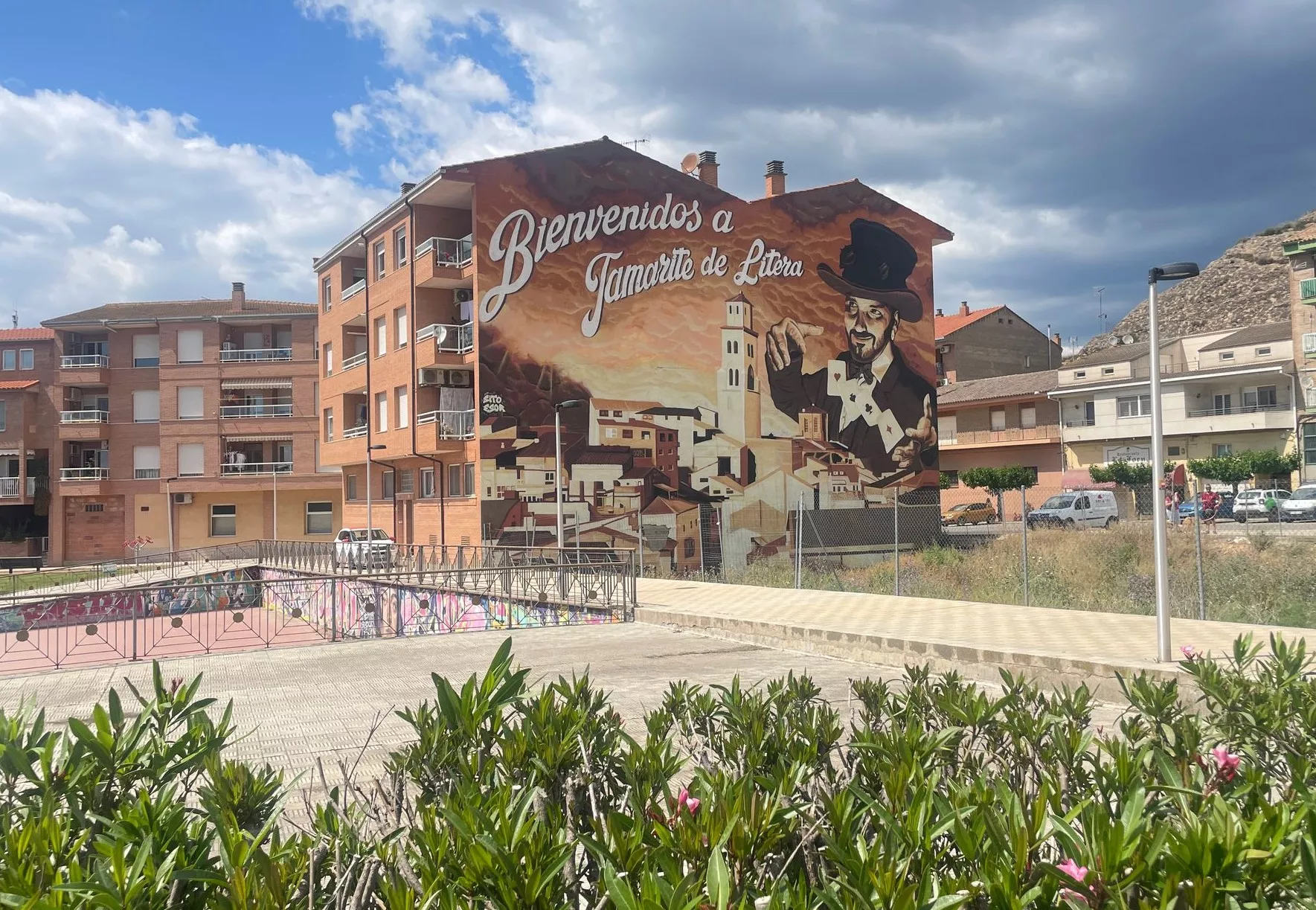 Tamarite amplía su museo al aire libre con el arte de cuatro muralistas urbanos. Tamarite amplía su museo al aire libre con el arte de cuatro muralistas urbanos.