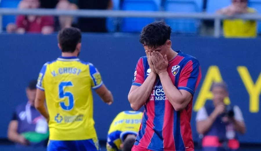 Vilarrasa se lleva las manos a la cara tras un gol del Cádiz. Foto: LaLiga