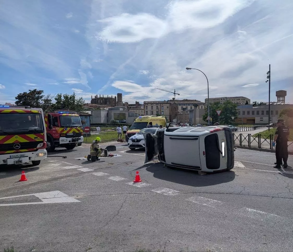 Accidente en el paseo Lucas Mallada con cuatro heridos leves, entre ellos dos menores.