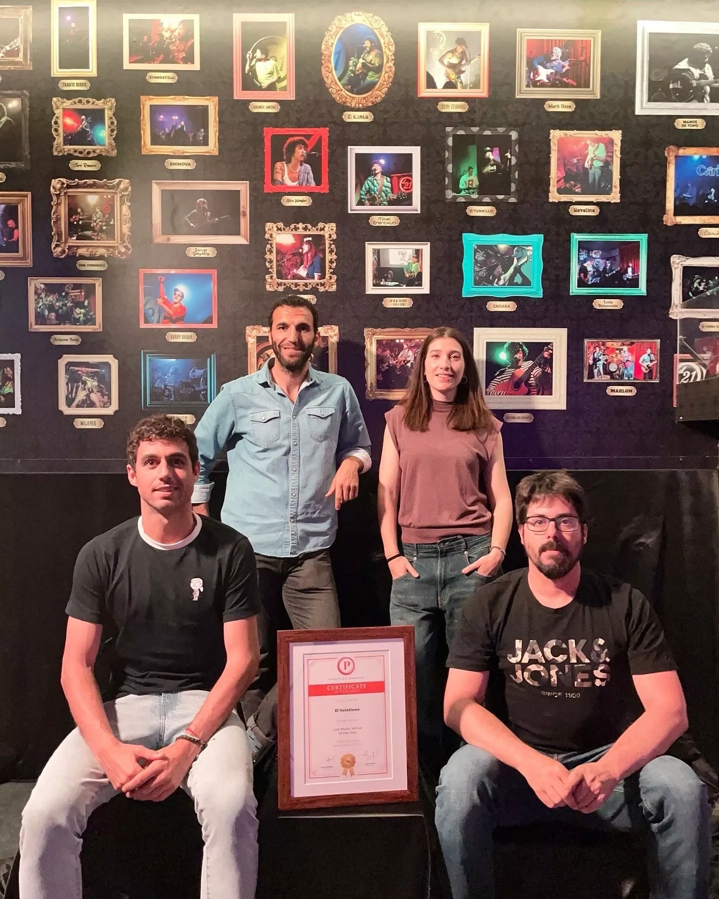 El equipazo de El Veintiuno, con el galardón de los Prestige Awards