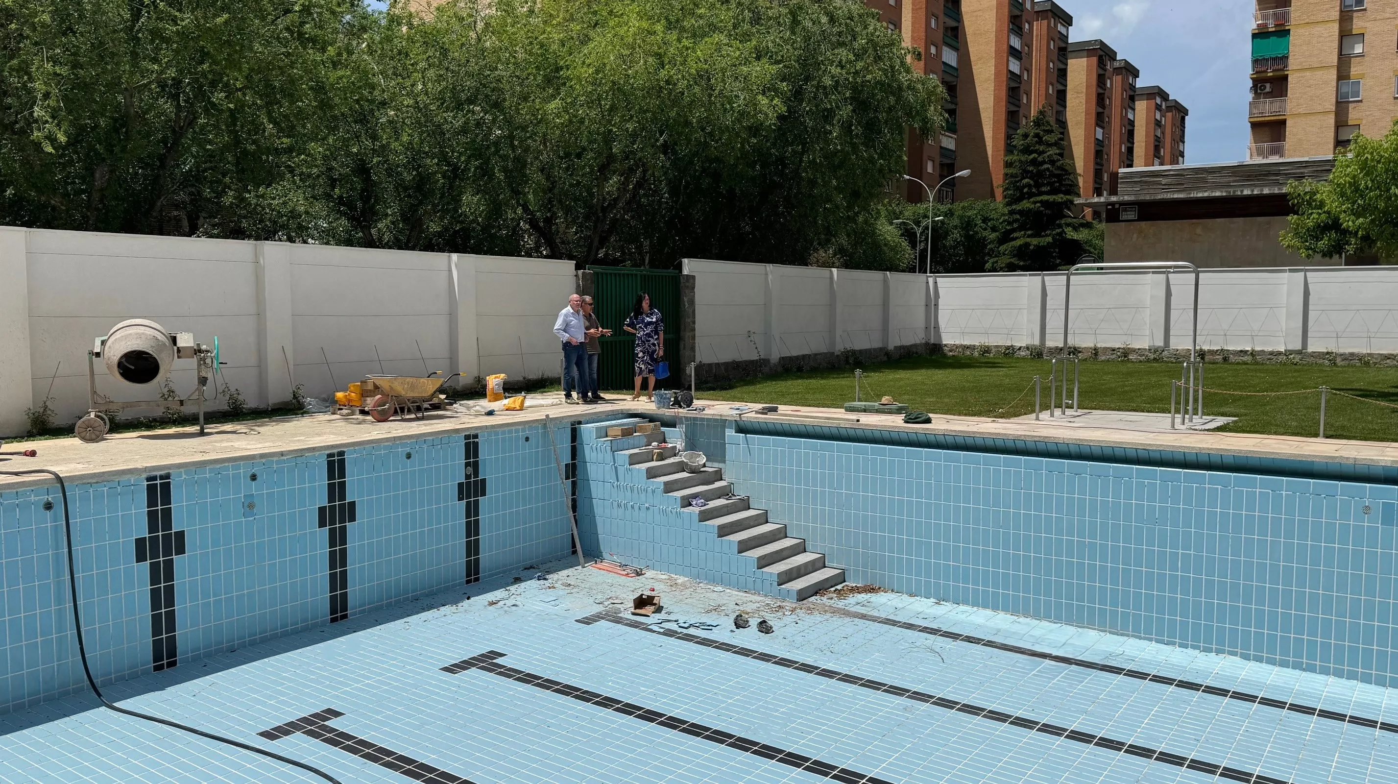 Obras para instalar una escalera en el vaso grande de la piscina municipal Ruiseñor de Huesca..