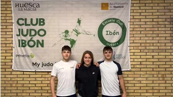 Los tres judocas de la Escuela Ibón que han competido en Portugal. Los tres judocas de la Escuela Ibón que han competido en Portugal.