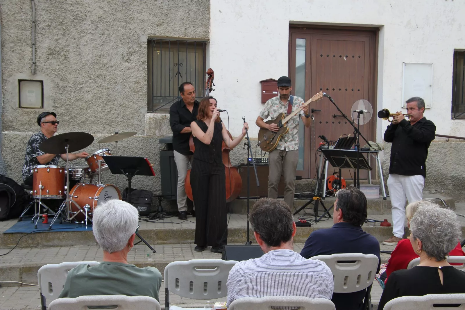 Buñales disfruta de una velada de jazz y swing de la mano del quinteto Pixie Dixie. Foto Carlos Neofato
