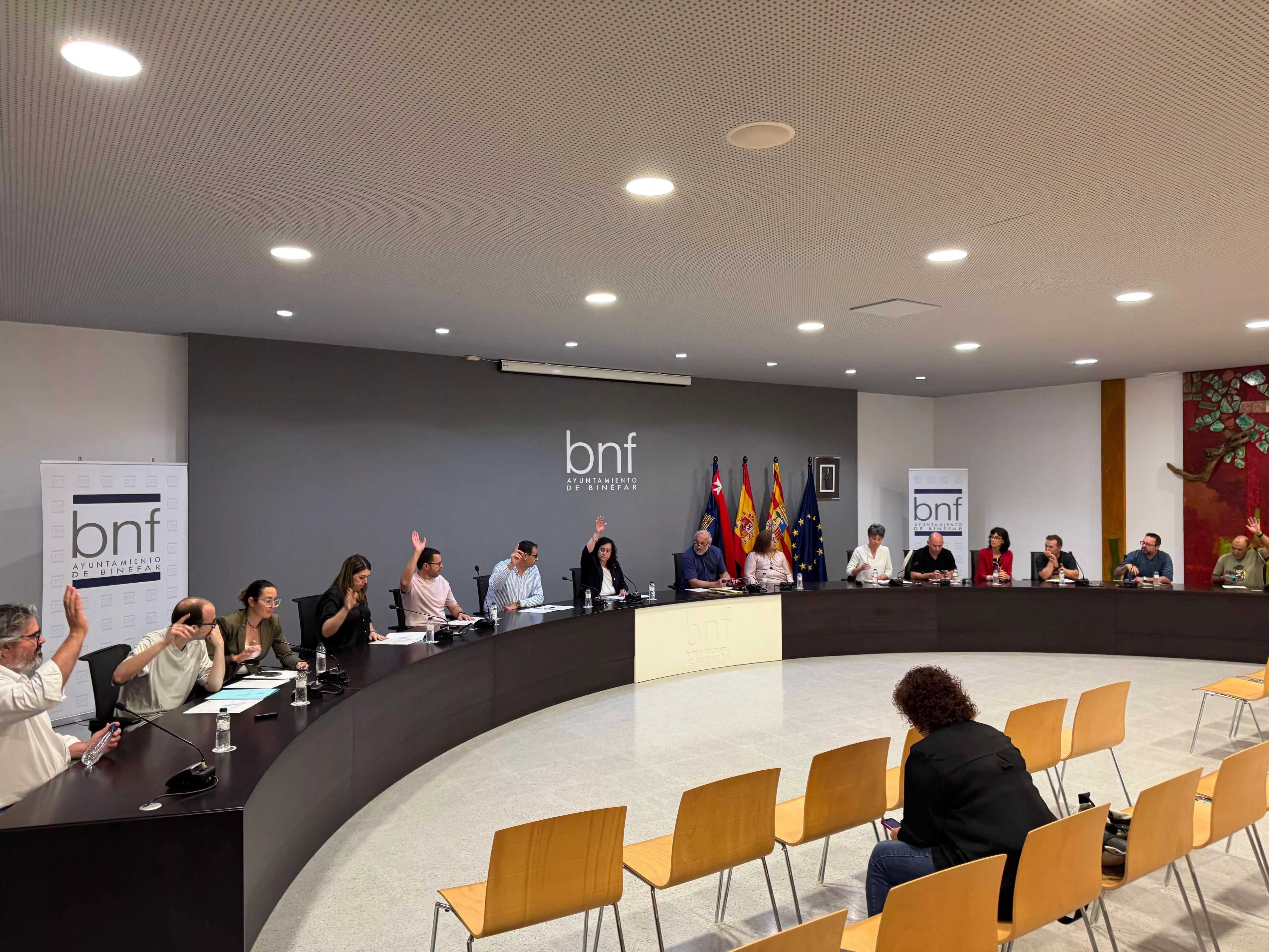 El pleno de Binéfar aprueba recurrir el acuerdo de la Comarca de la Litera por la recogida de basuras.