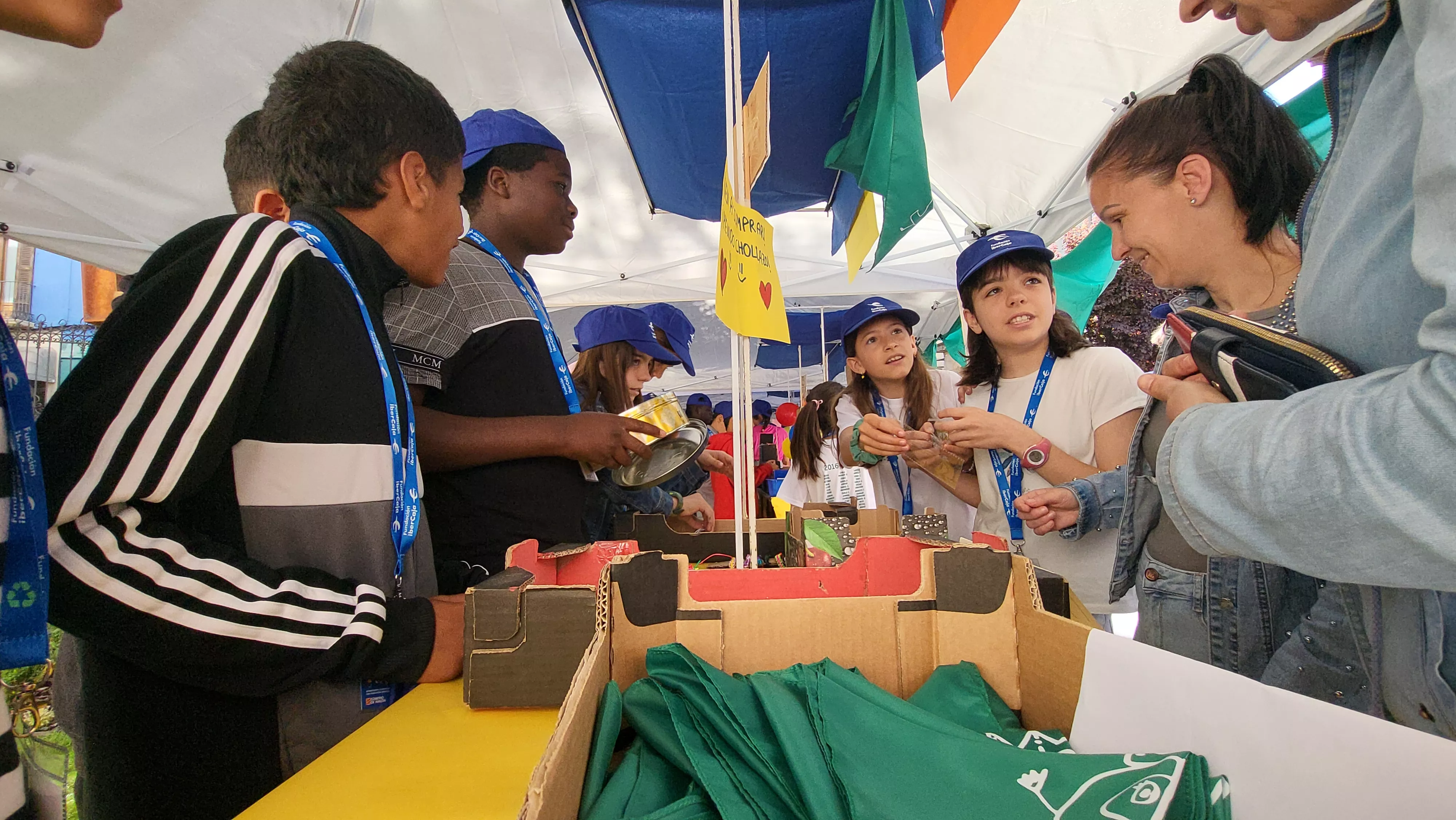 Mercado de Cooperativas Escolares en el centro Fundación Ibercaja. Foto Mercedes Manterola