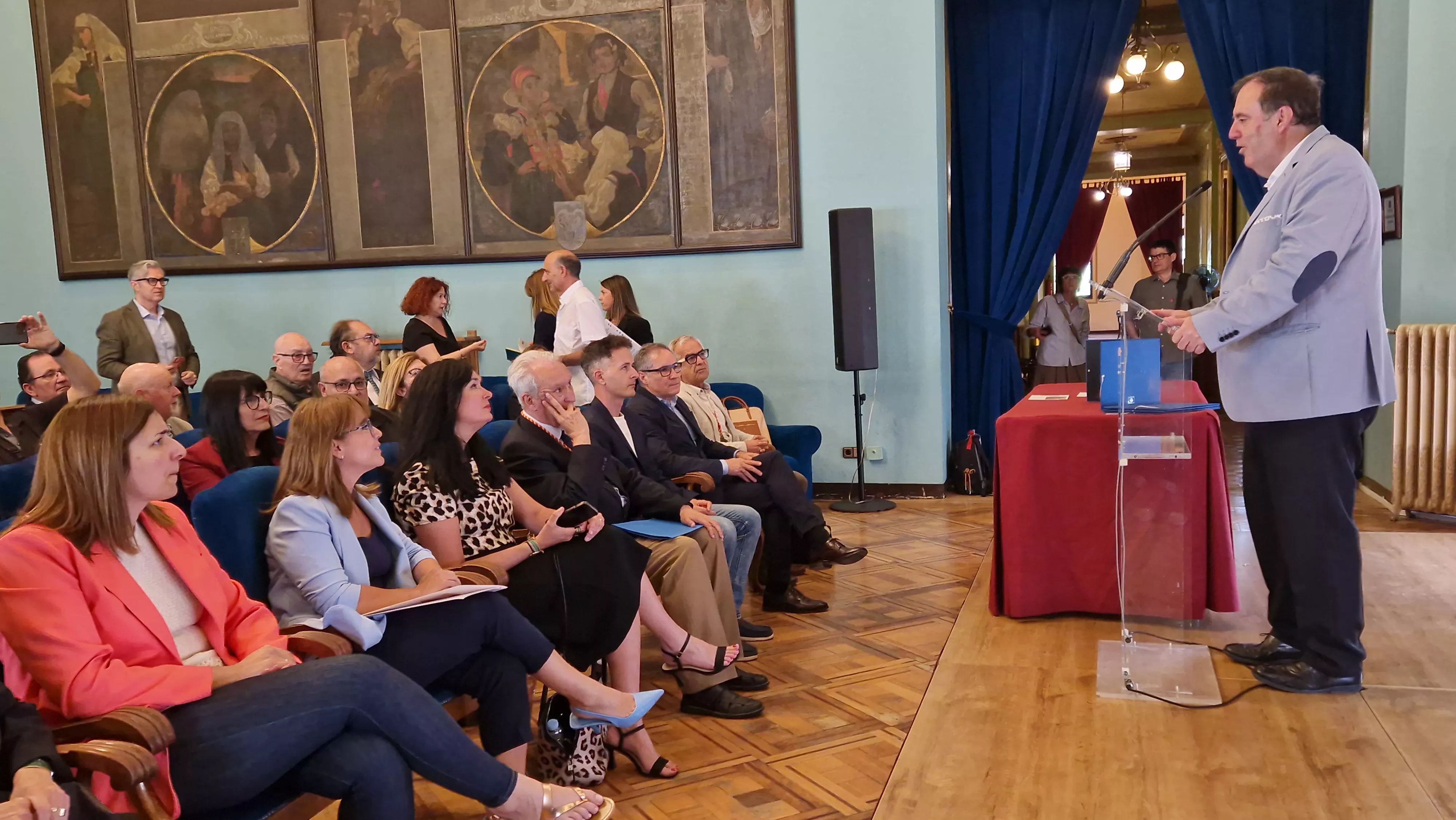 Presentación del sello de Correos homenaje al pollo al chilindrón. Foto Myriam Martínez