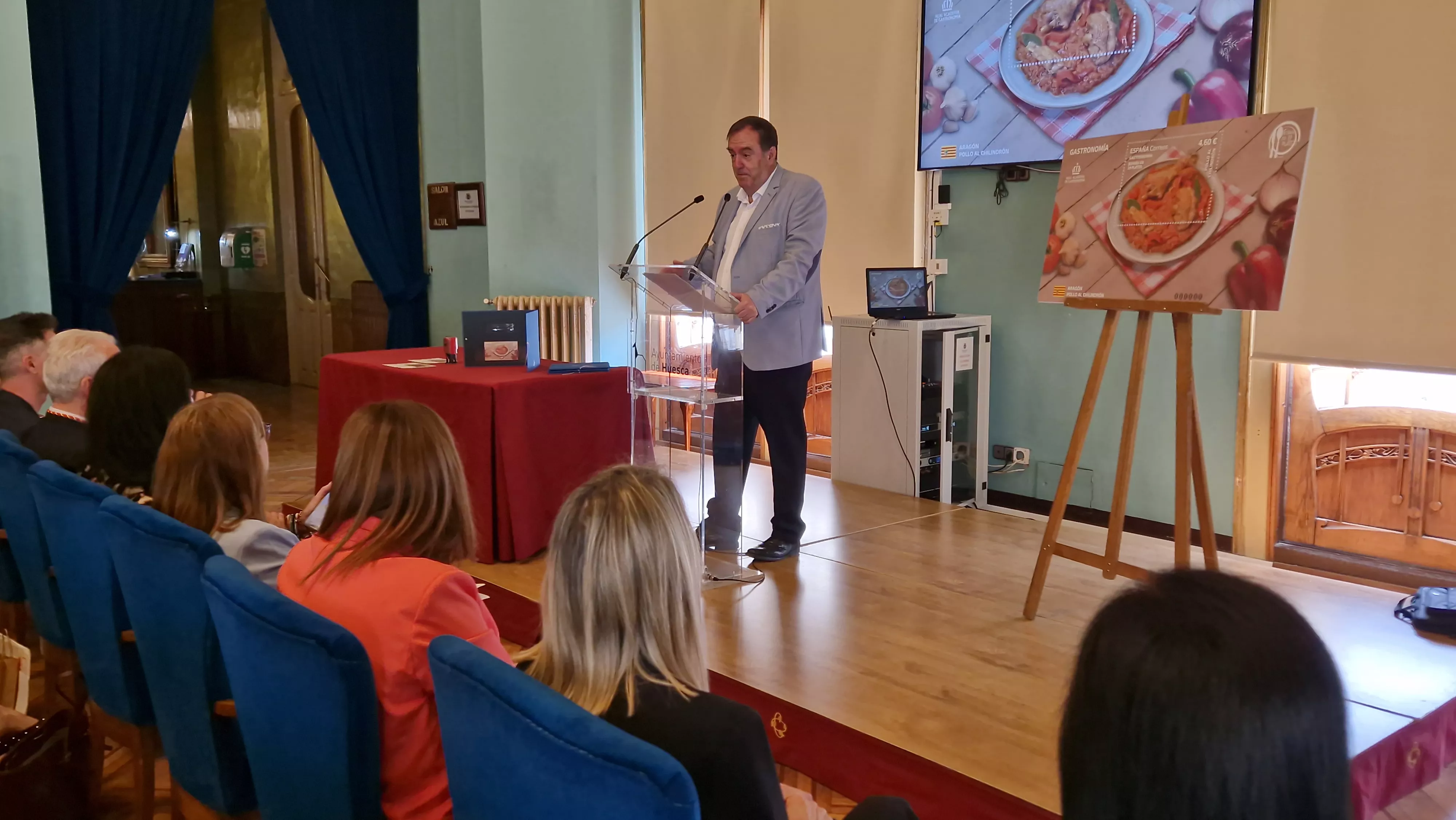 Javier García Antón. Presentación del sello de Correos homenaje al pollo al chilindrón. Foto Myriam Martínez