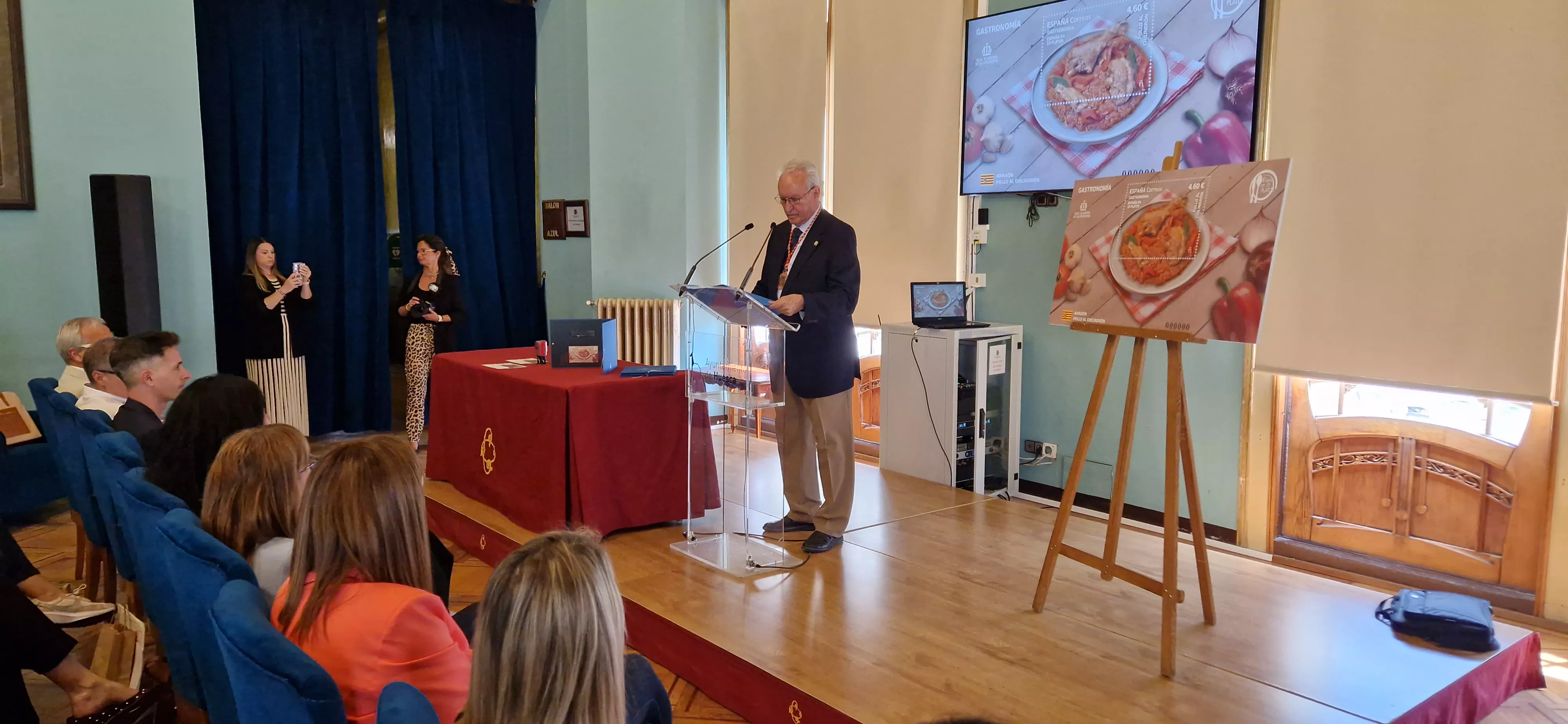 Ernesto Fabre. Presentación del sello de Correos homenaje al pollo al chilindrón. Foto Myriam Martínez