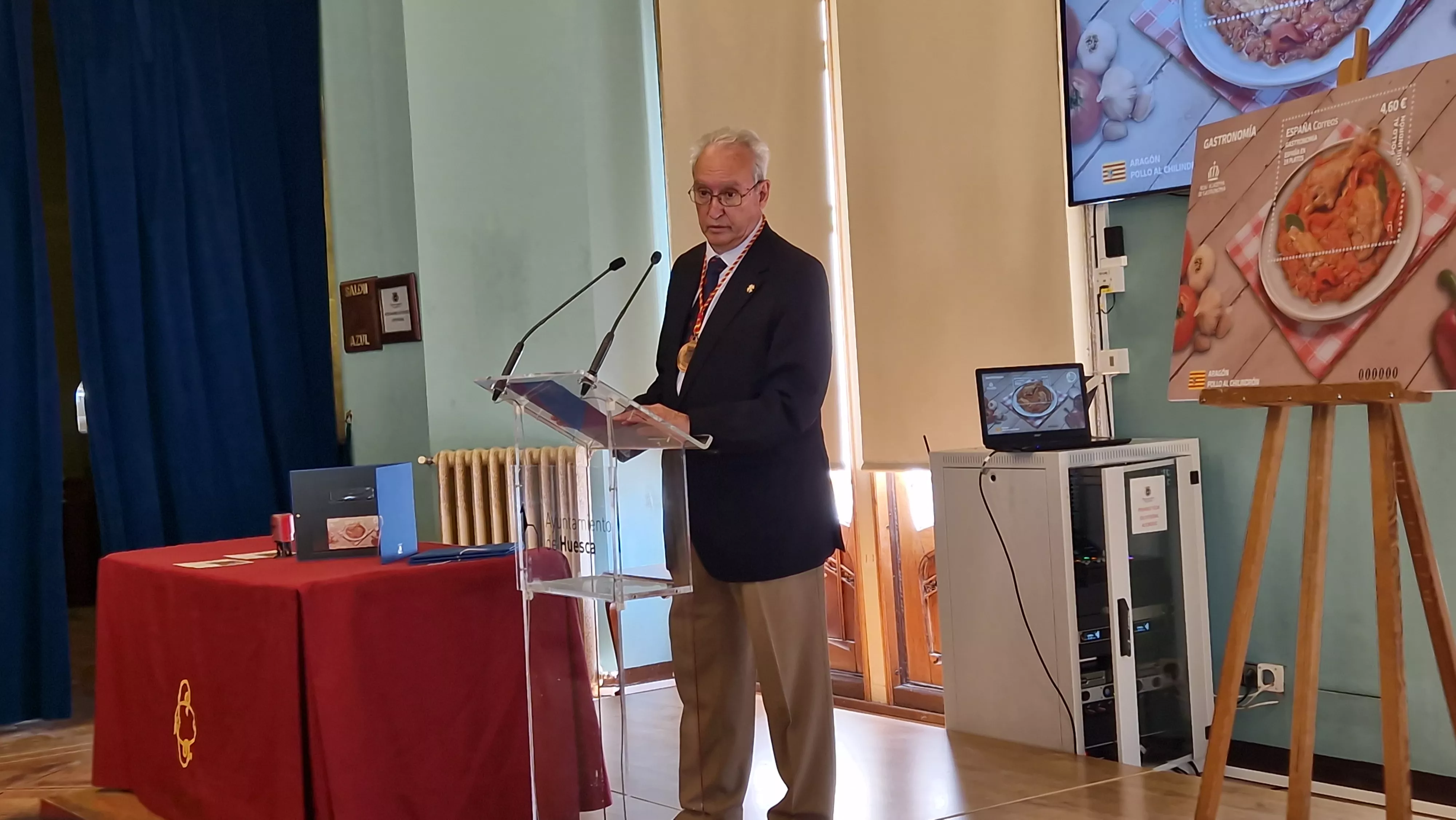 Ernesto Fabre. Presentación del sello de Correos homenaje al pollo al chilindrón. Foto Myriam Martínez
