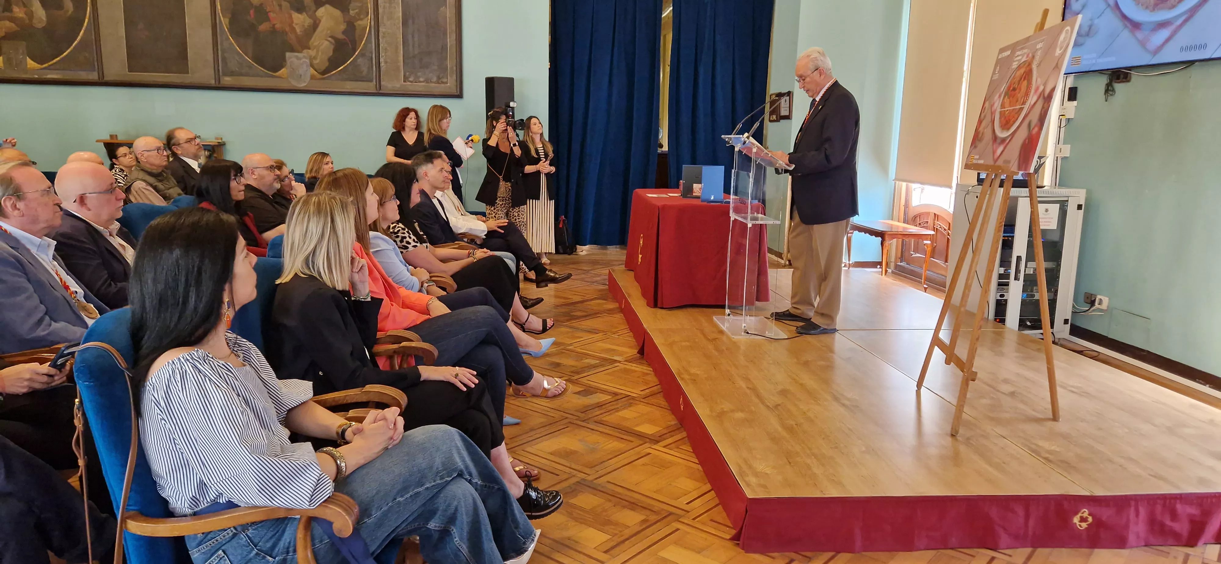 Ernesto Fabre. Presentación del sello de Correos homenaje al pollo al chilindrón. Foto Myriam Martínez