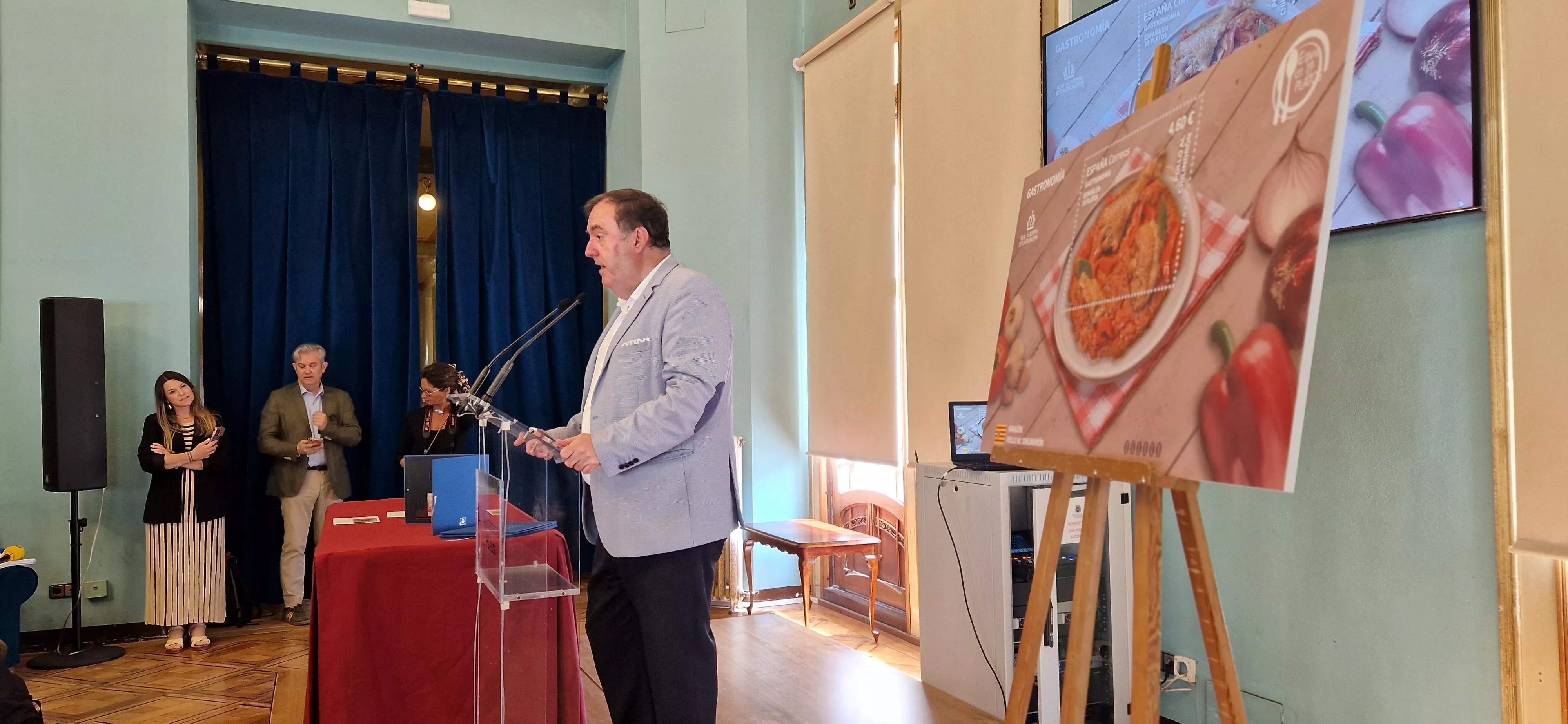 Presentación del sello de Correos homenaje al pollo al chilindrón. Foto Myriam Martínez