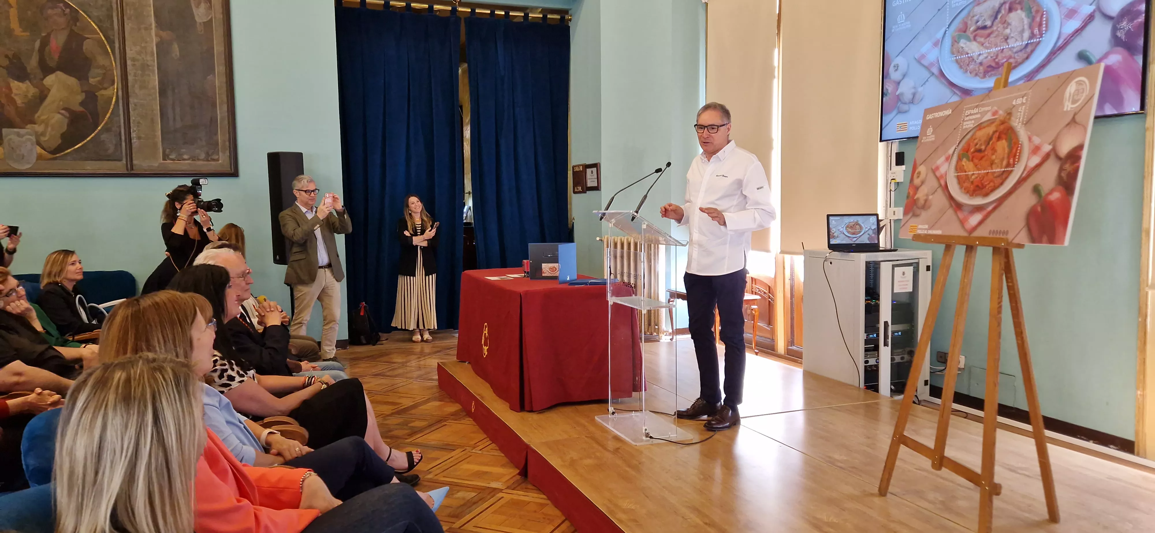 Carmelo Bosque. Presentación del sello de Correos homenaje al pollo al chilindrón. Foto Myriam Martínez