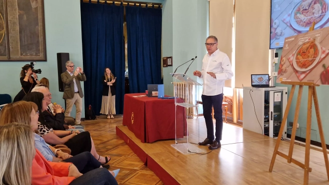 Carmelo Bosque. Presentación del sello de Correos homenaje al pollo al chilindrón. Foto Myriam Martínez