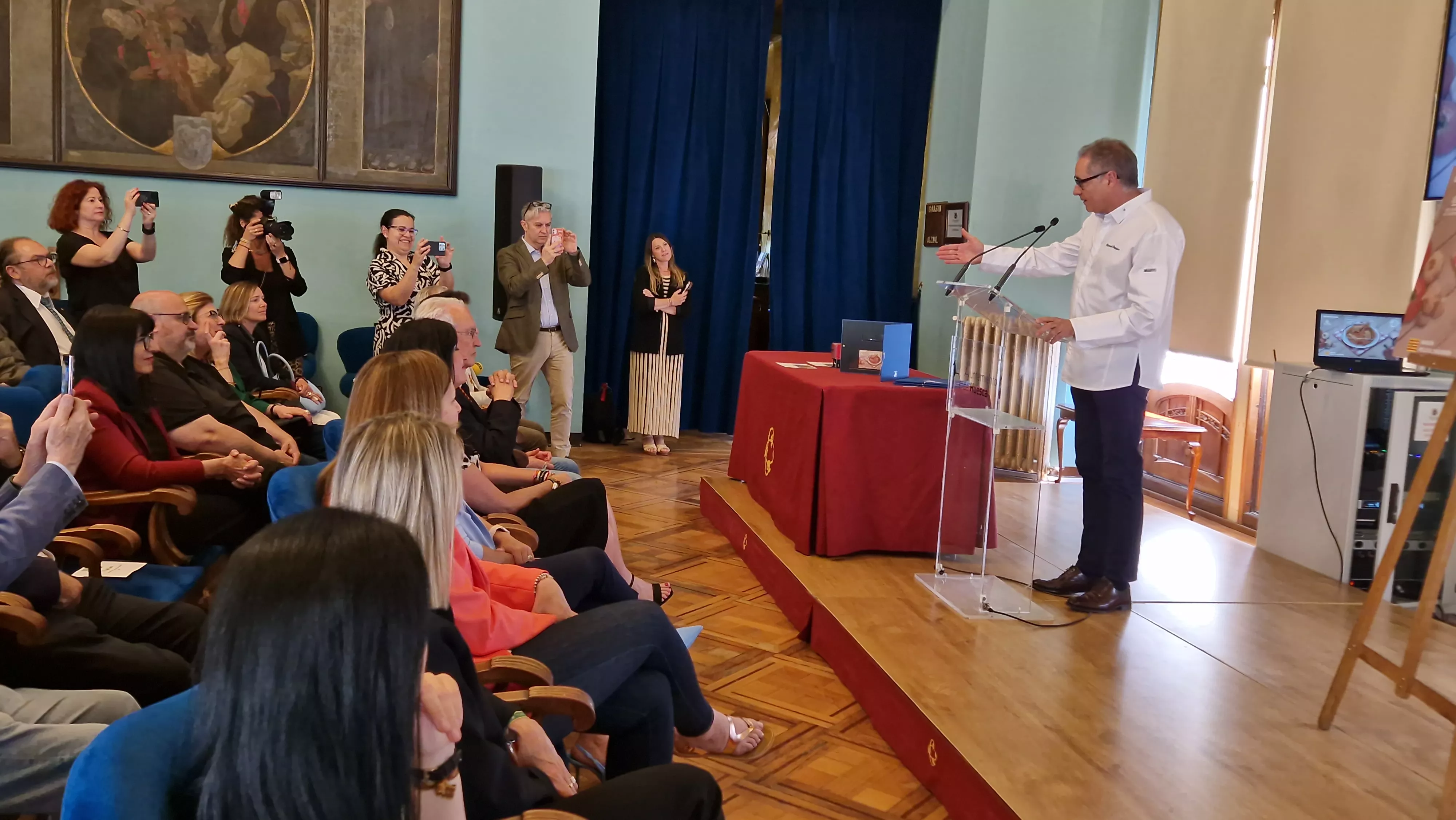 Carmelo Bosque. Presentación del sello de Correos homenaje al pollo al chilindrón. Foto Myriam Martínez
