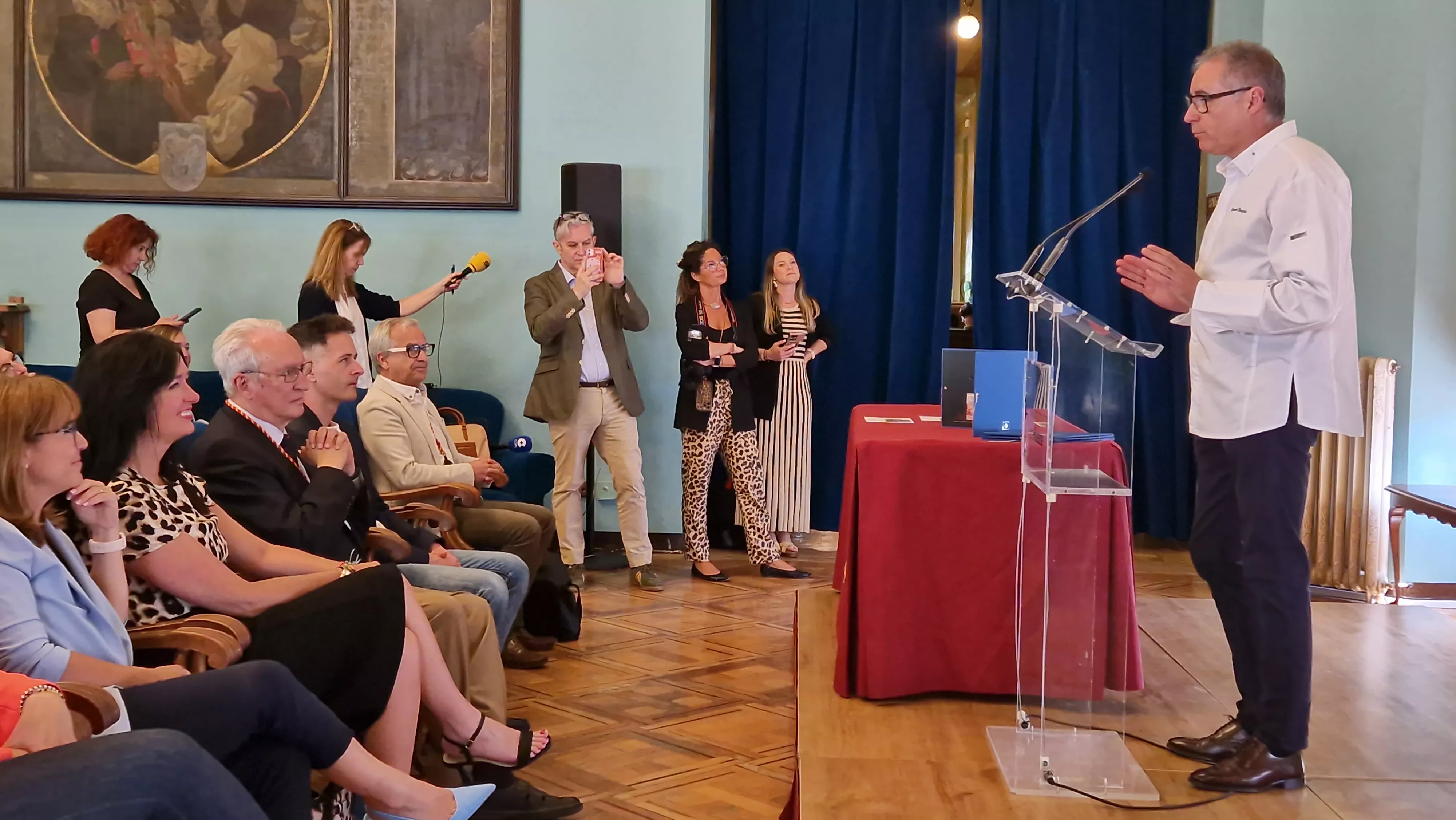 Carmelo Bosque. Presentación del sello de Correos homenaje al pollo al chilindrón. Foto Myriam Martínez