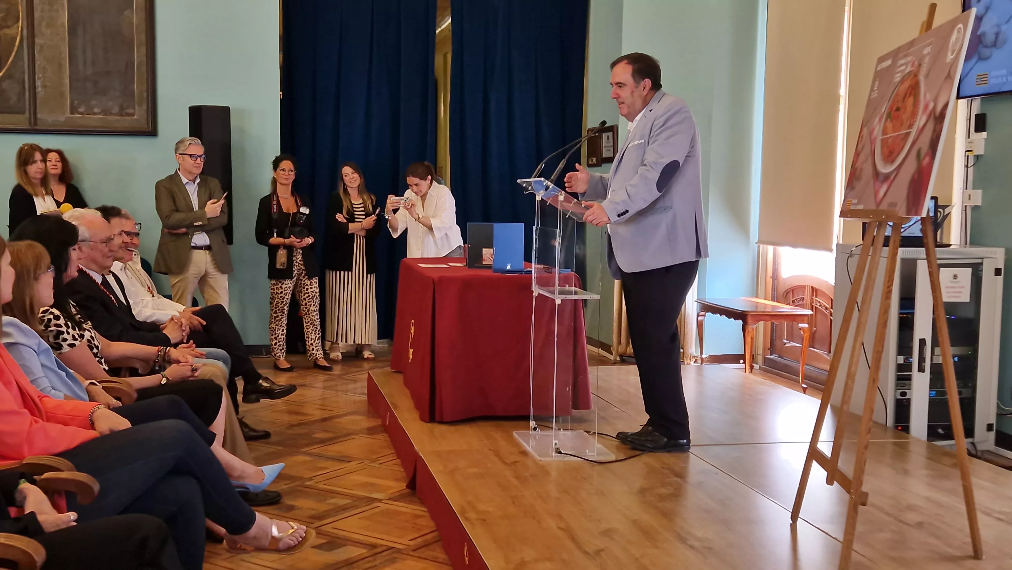 Javier García Antón. Presentación del sello de Correos homenaje al pollo al chilindrón. Foto Myriam Martínez