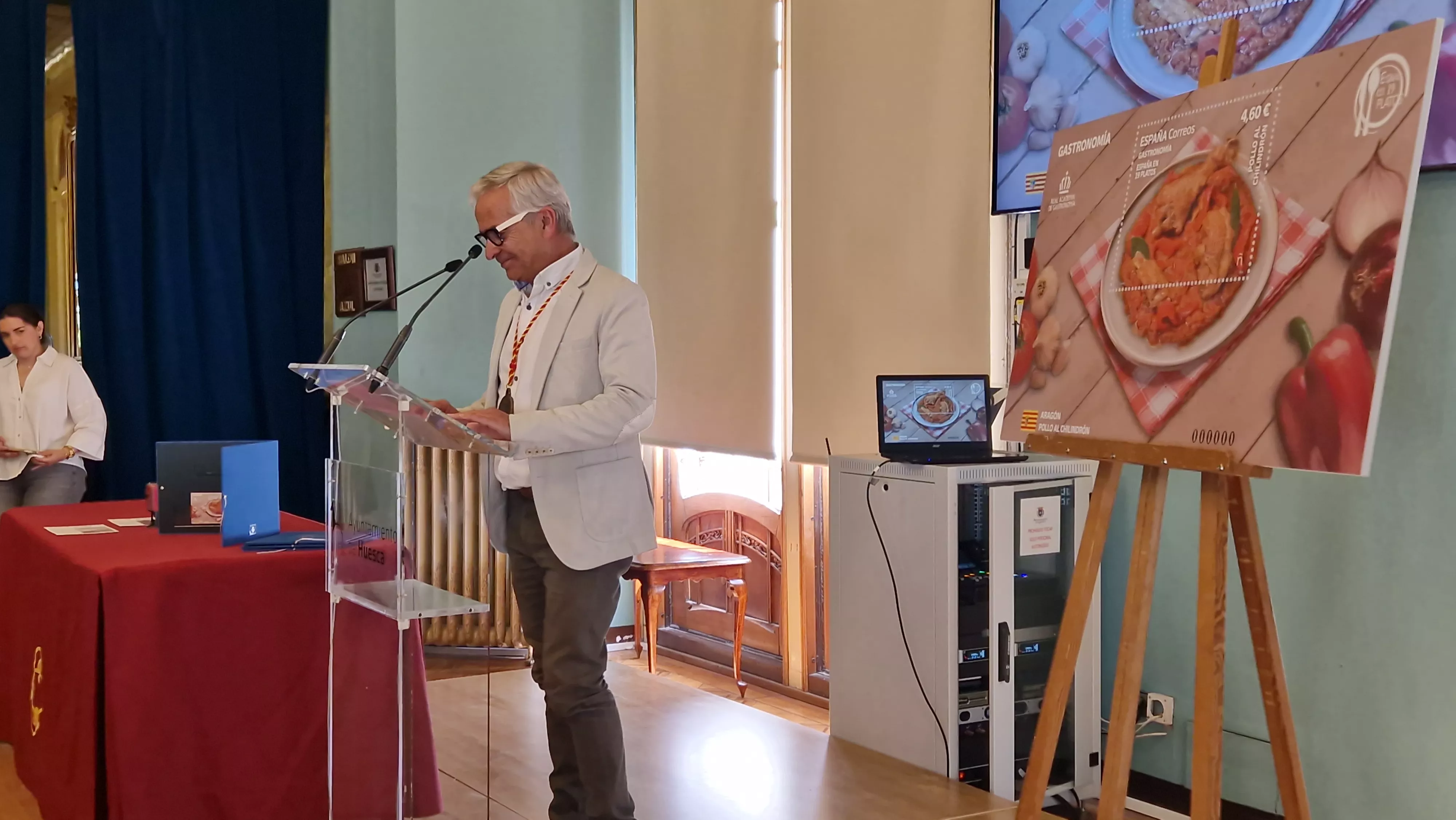 Miguel Ángel Vicente. Presentación del sello de Correos homenaje al pollo al chilindrón. Foto Myriam Martínez