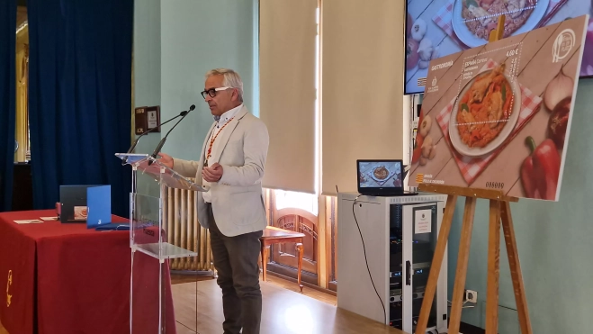 Miguel Ángel Vicente. Presentación del sello de Correos homenaje al pollo al chilindrón. Foto Myriam Martínez