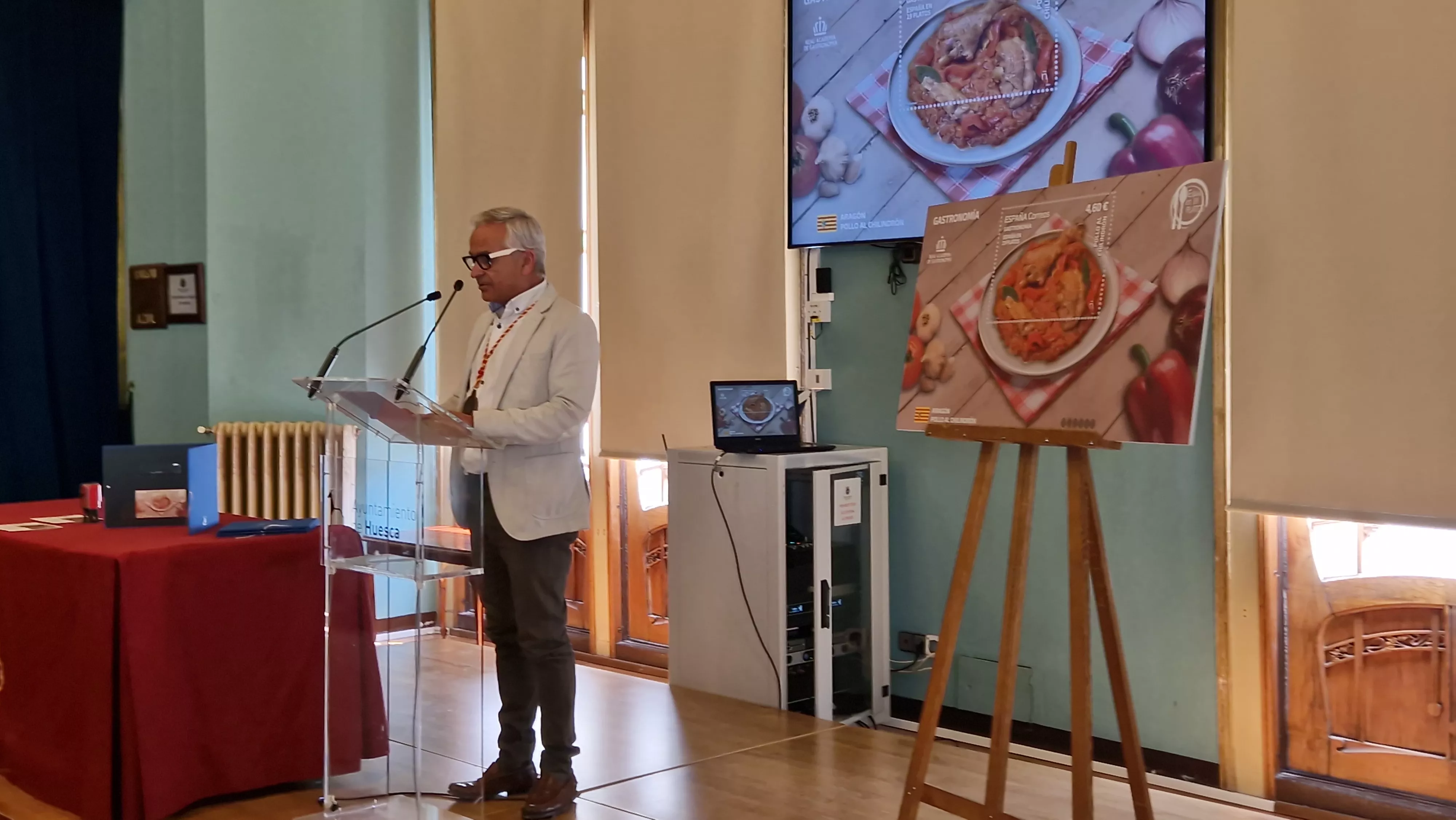 Miguel Ángel Vicente. Presentación del sello de Correos homenaje al pollo al chilindrón. Foto Myriam Martínez