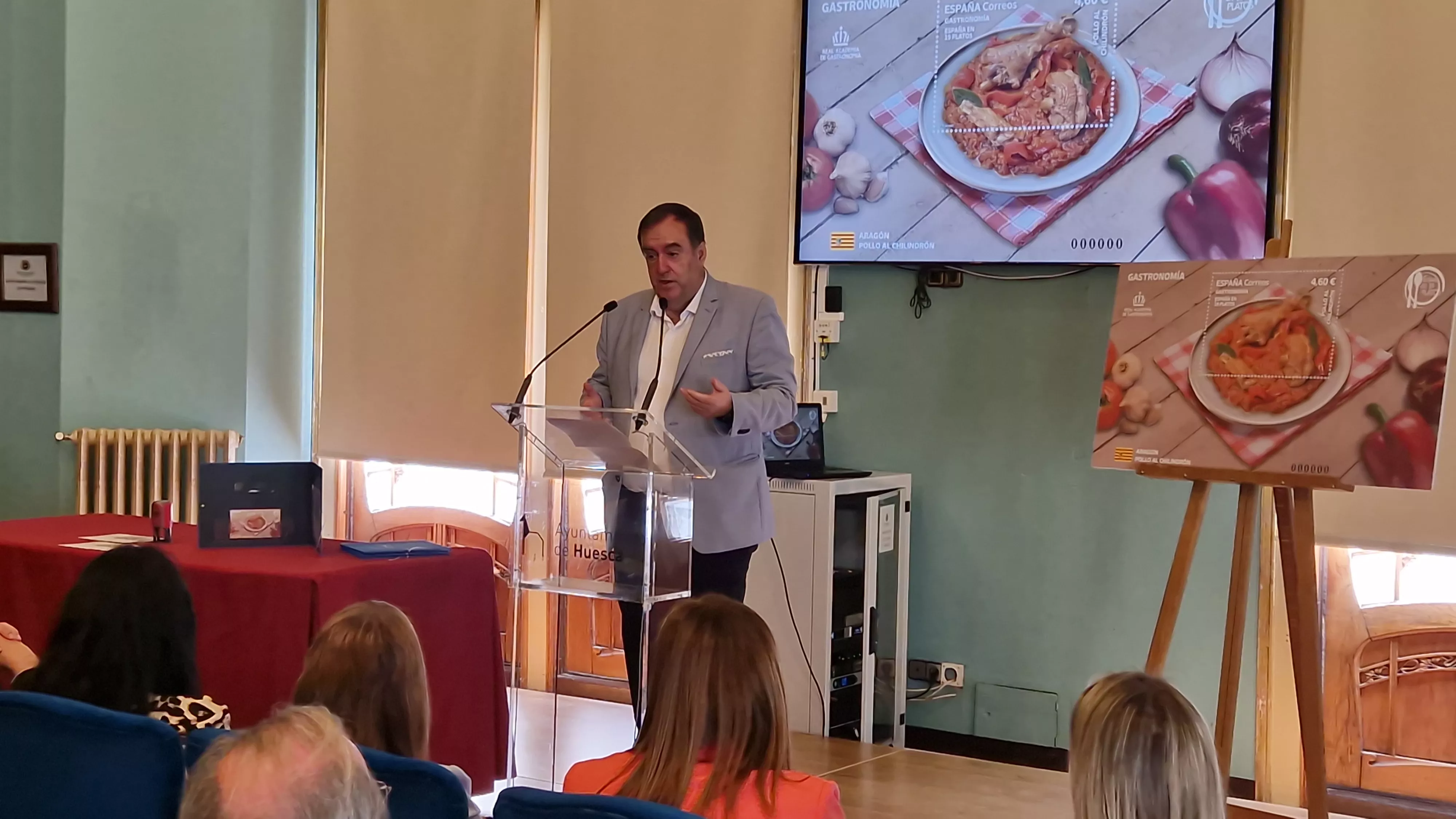 Javier García Antón. Presentación del sello de Correos homenaje al pollo al chilindrón. Foto Myriam Martínez