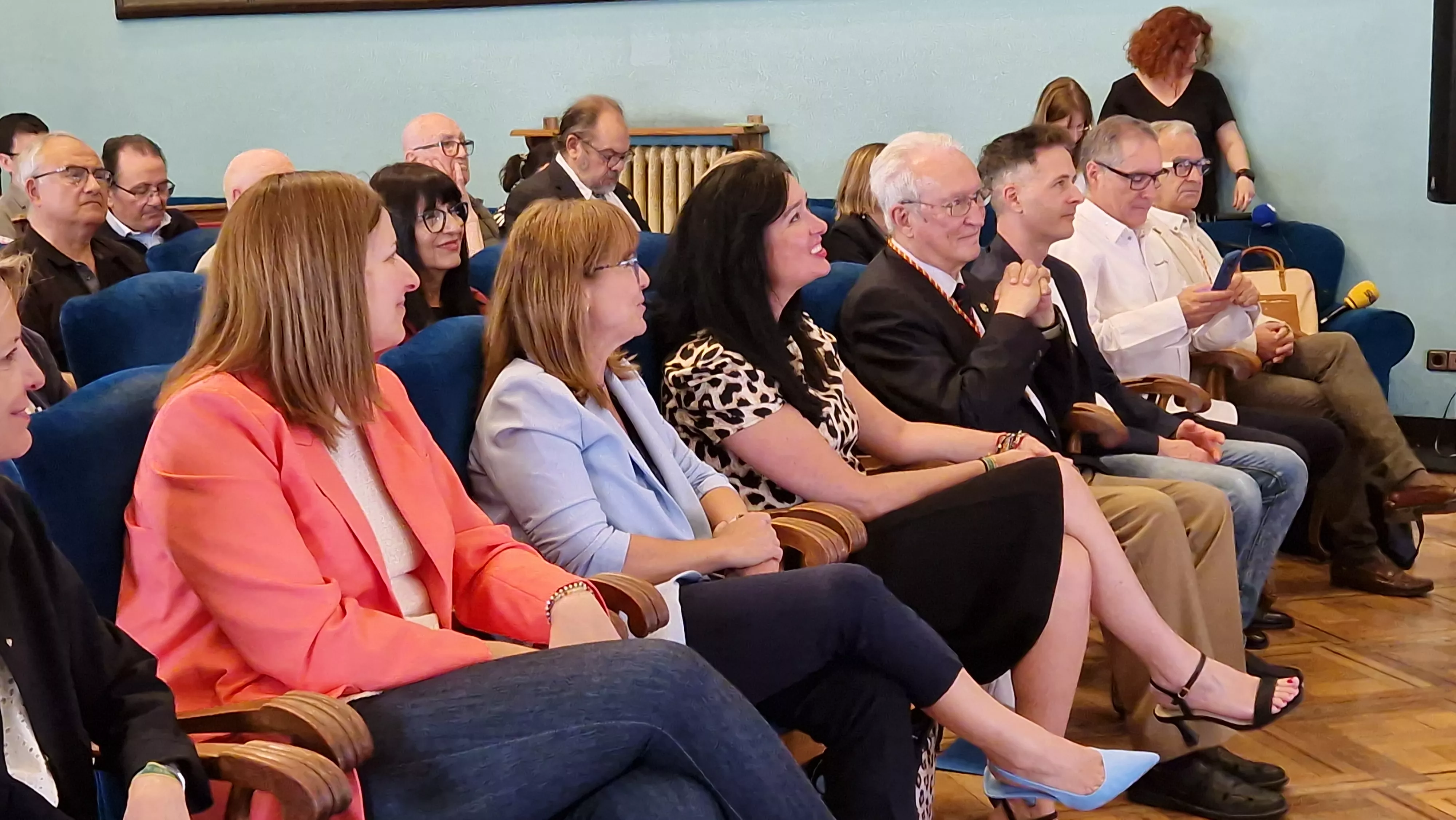 Presentación del sello de Correos homenaje al pollo al chilindrón. Foto Myriam Martínez