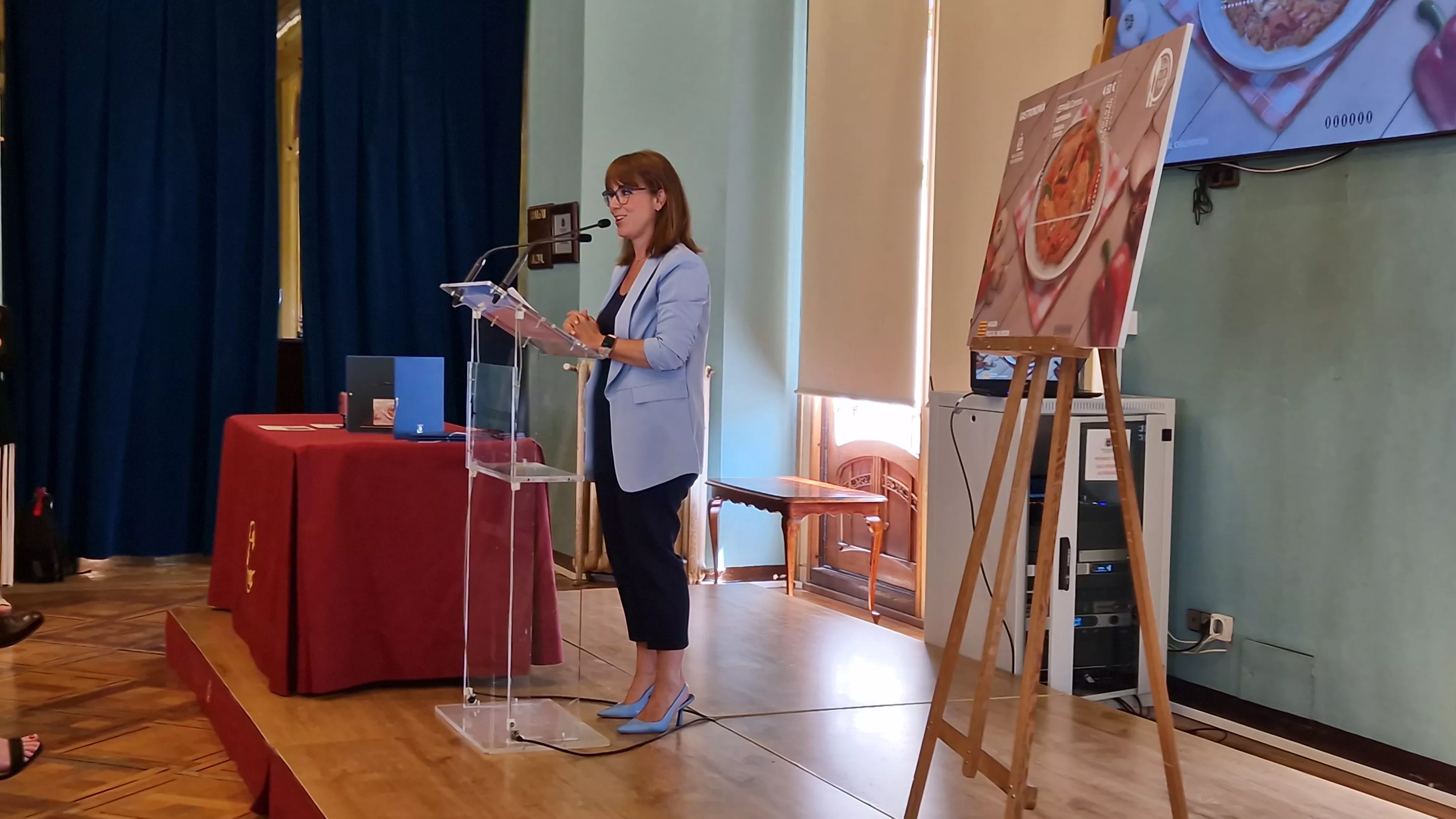 Nuria Lera. Presentación del sello de Correos homenaje al pollo al chilindrón. Foto Myriam Martínez
