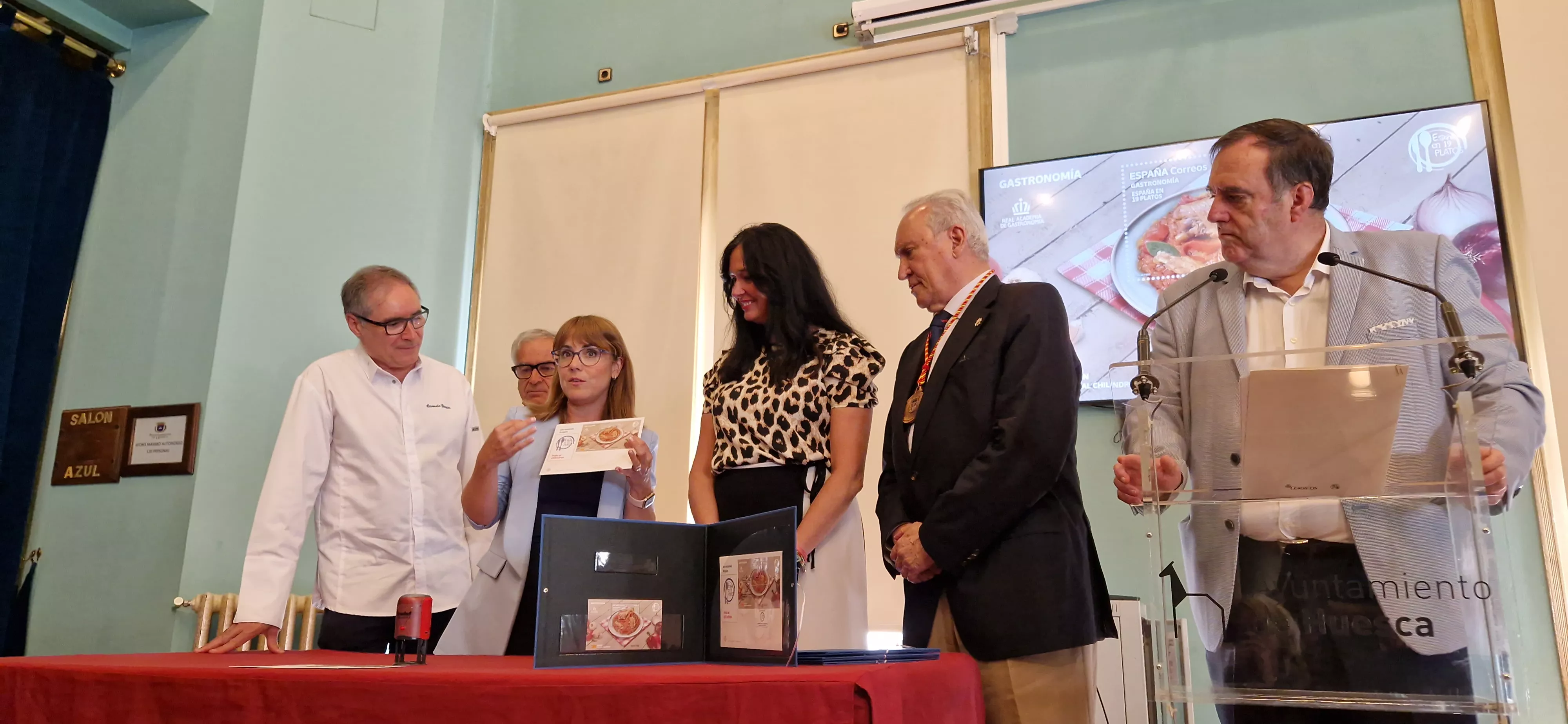 Presentación del sello de Correos homenaje al pollo al chilindrón. Foto Myriam Martínez