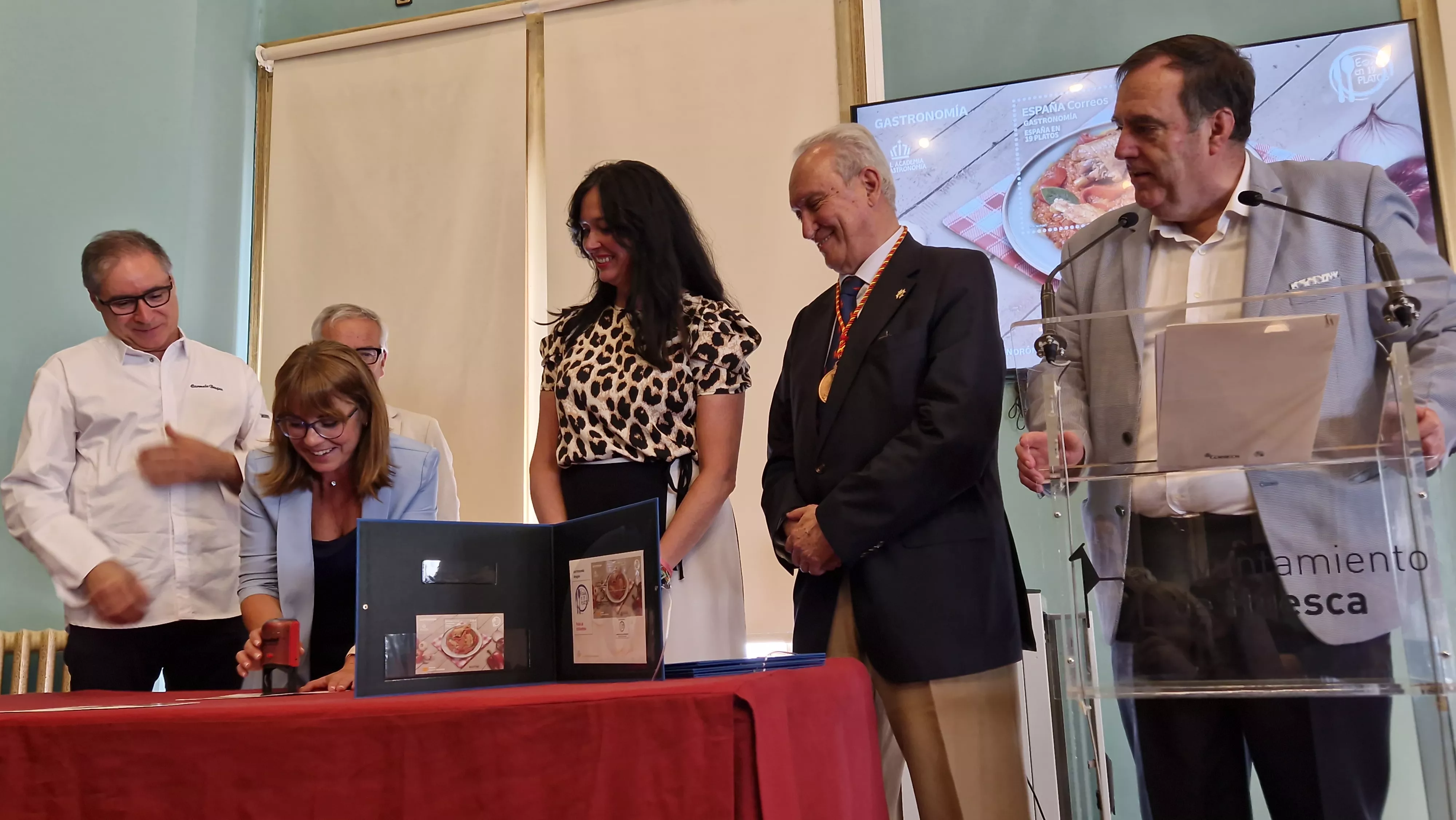 Presentación del sello de Correos homenaje al pollo al chilindrón. Foto Myriam Martínez