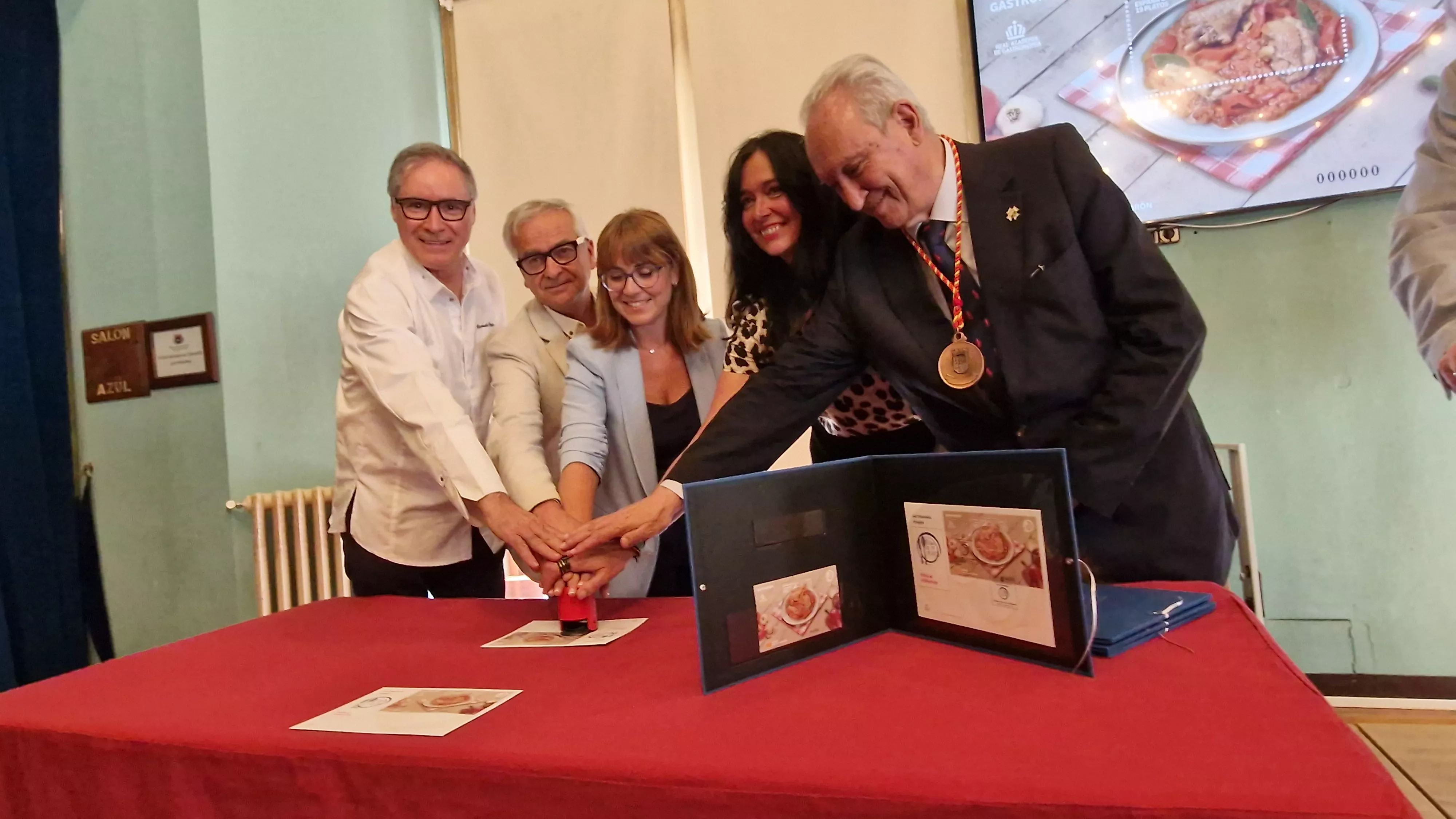 Presentación del sello de Correos homenaje al pollo al chilindrón. Foto Myriam Martínez