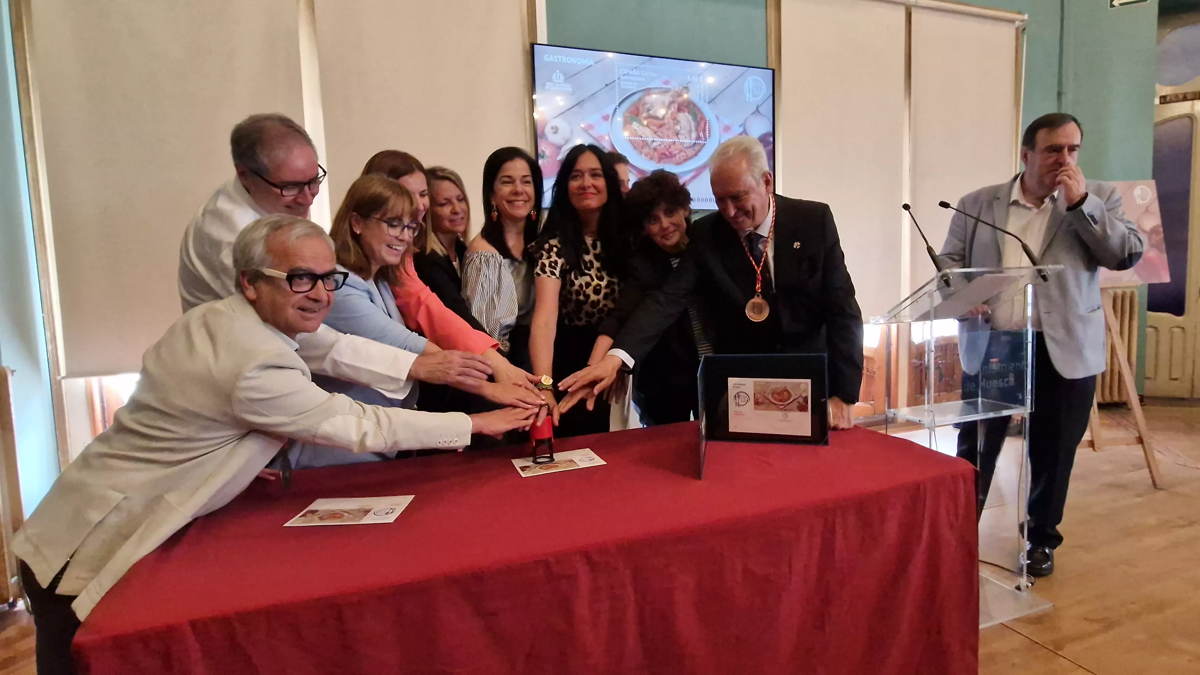 Presentación del sello de Correos homenaje al pollo al chilindrón. Foto Myriam Martínez