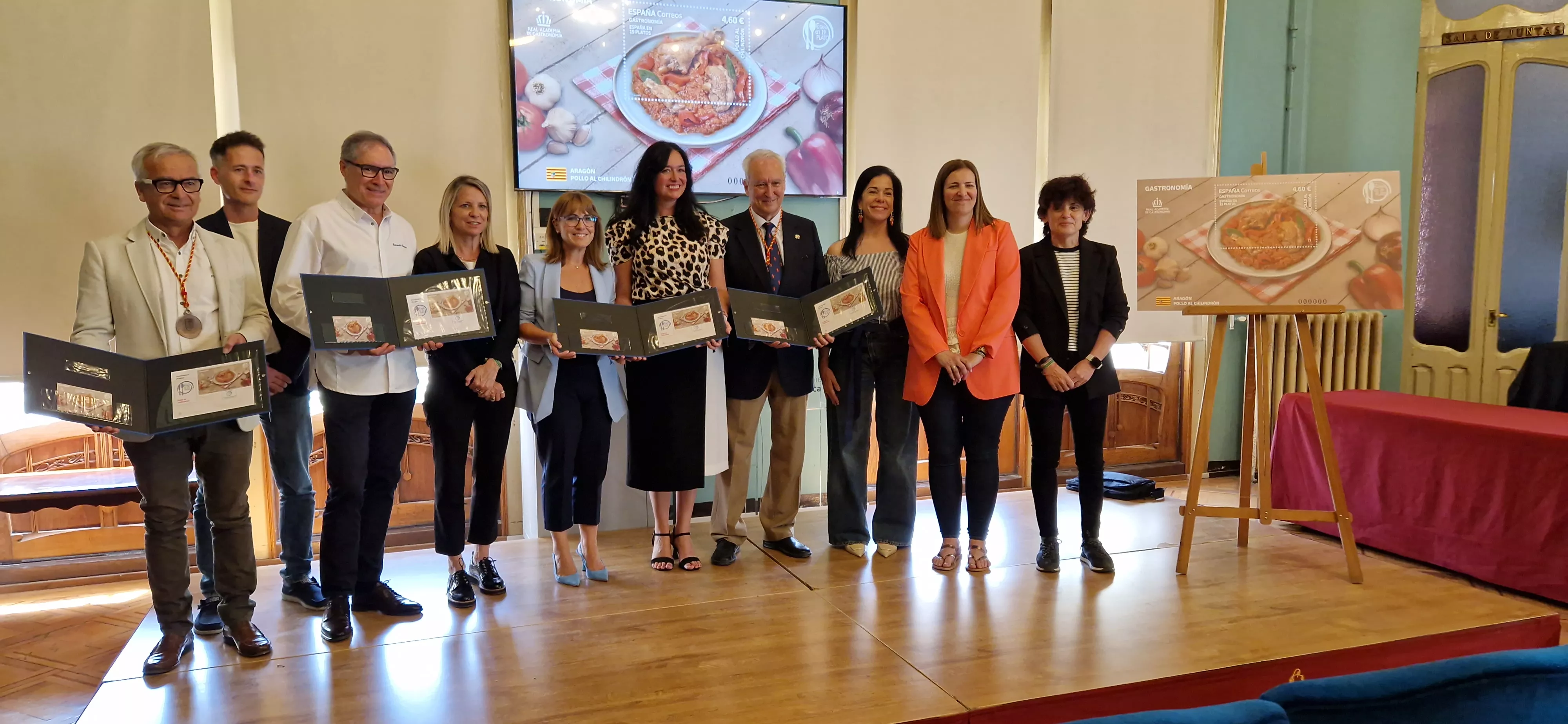 Presentación del sello de Correos homenaje al pollo al chilindrón. Foto Myriam Martínez