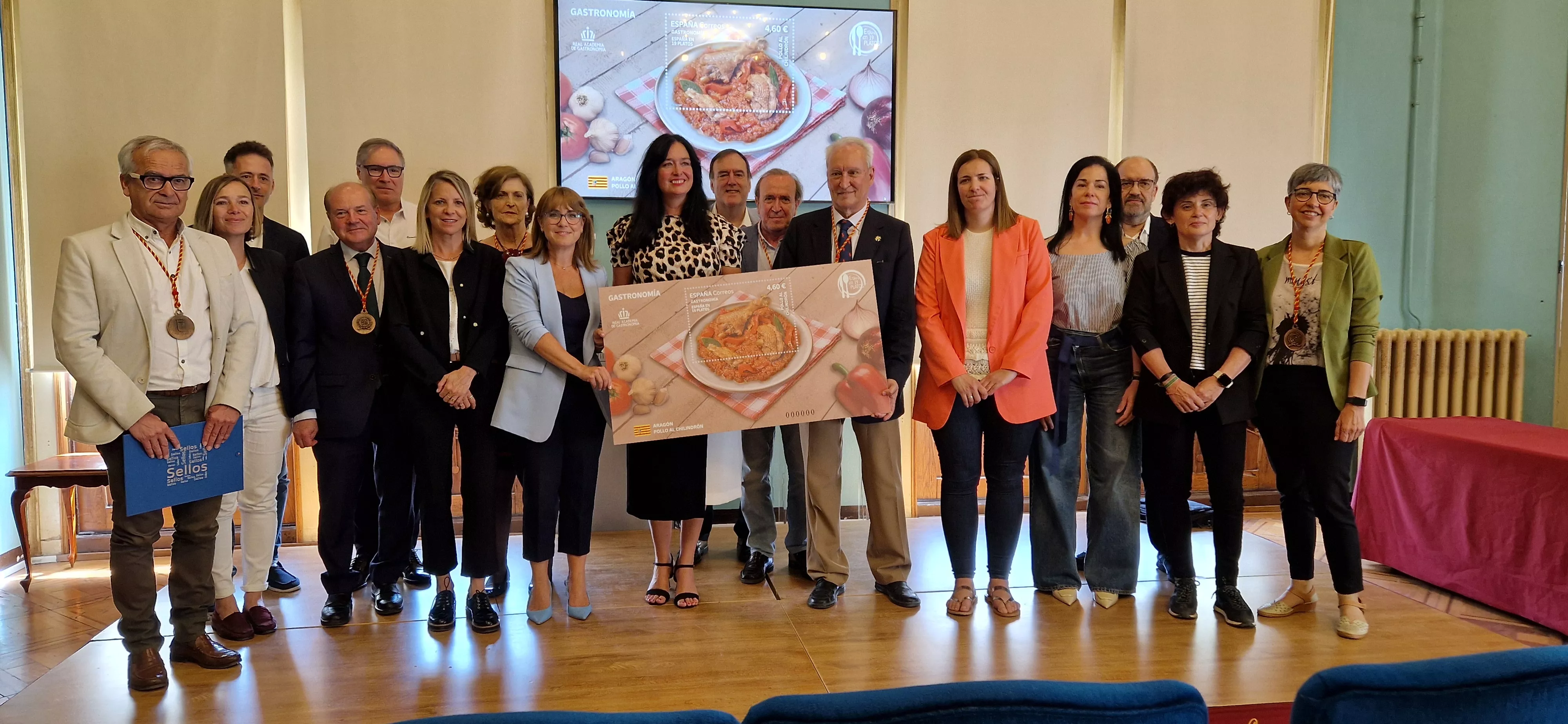 Presentación del sello de Correos homenaje al pollo al chilindrón. Foto Myriam Martínez