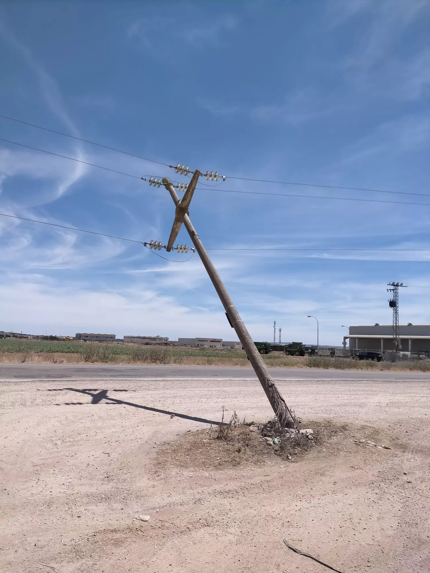 Poste abatido por el camión en Sariñena que ha provocado el apagón