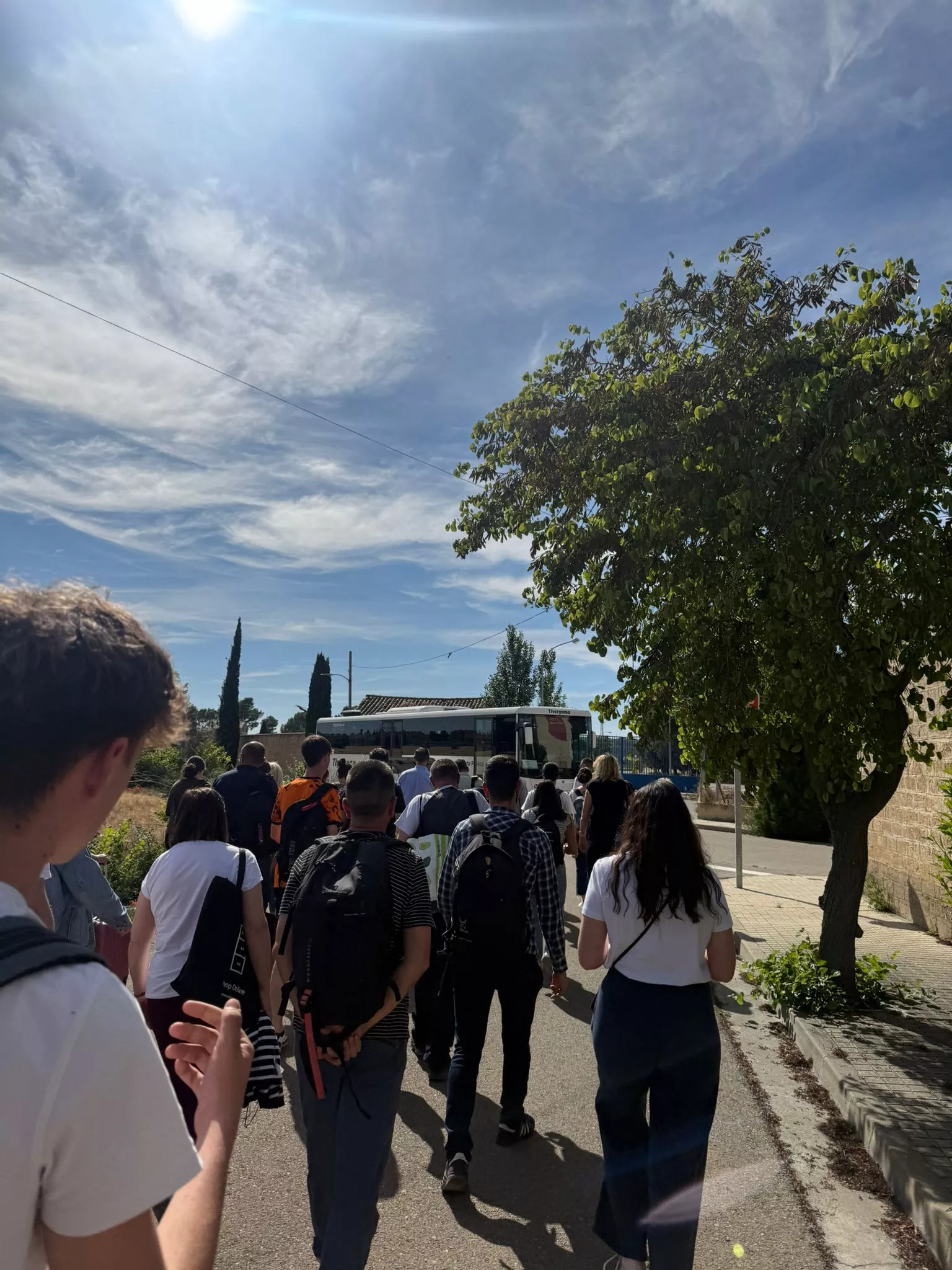 Los viajeros, hacia los autobuses en Zuera