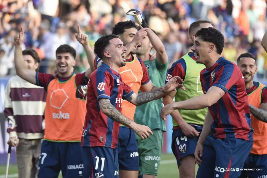 Joaquín Muñoz e Ignasi Vilarrasa celebran junto a sus compañeros la victoria ante el Elche. Foto: LaLiga