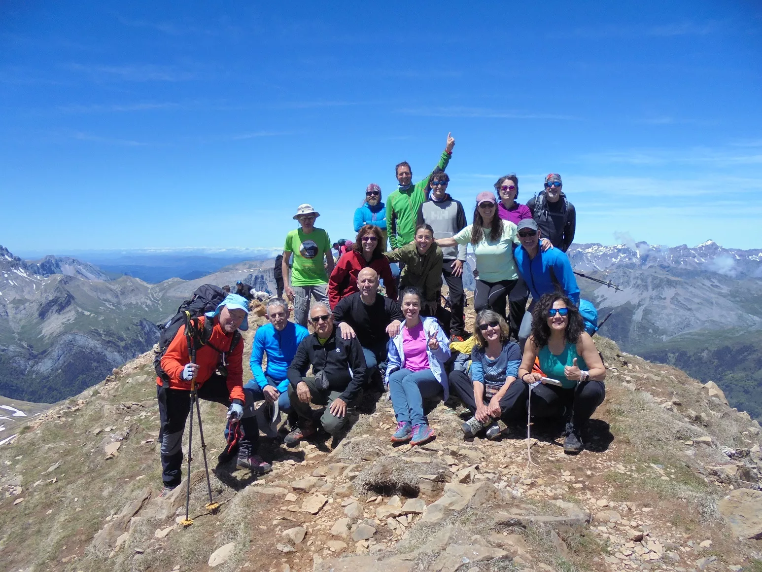 El grupo en la cima del Castillo d' Acher.