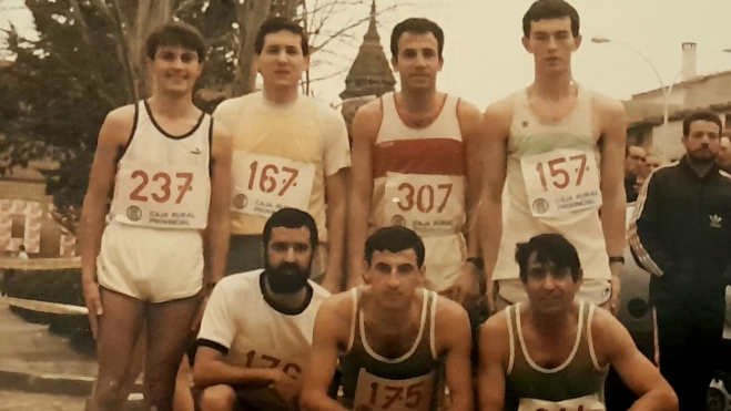 Armisén, primero a la derecha, agachado, en el Medio Maratón de Ayerbe en 1986 Armisén, primero a la derecha, agachado, en el Medio Maratón de Ayerbe en 1986