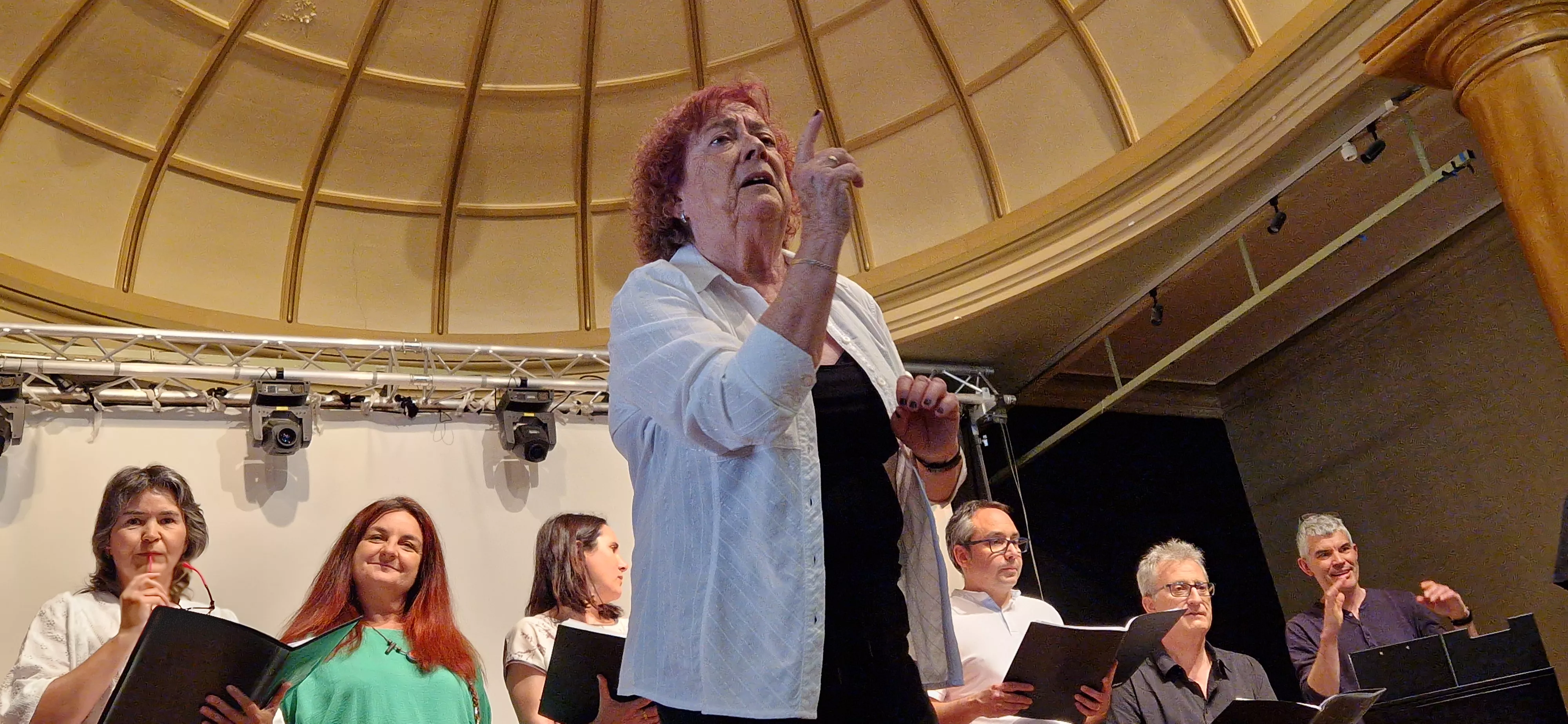 Isabel Arilla y el Coro de Profesores del IES Ramón y Cajal. Foto Myriam Martínez