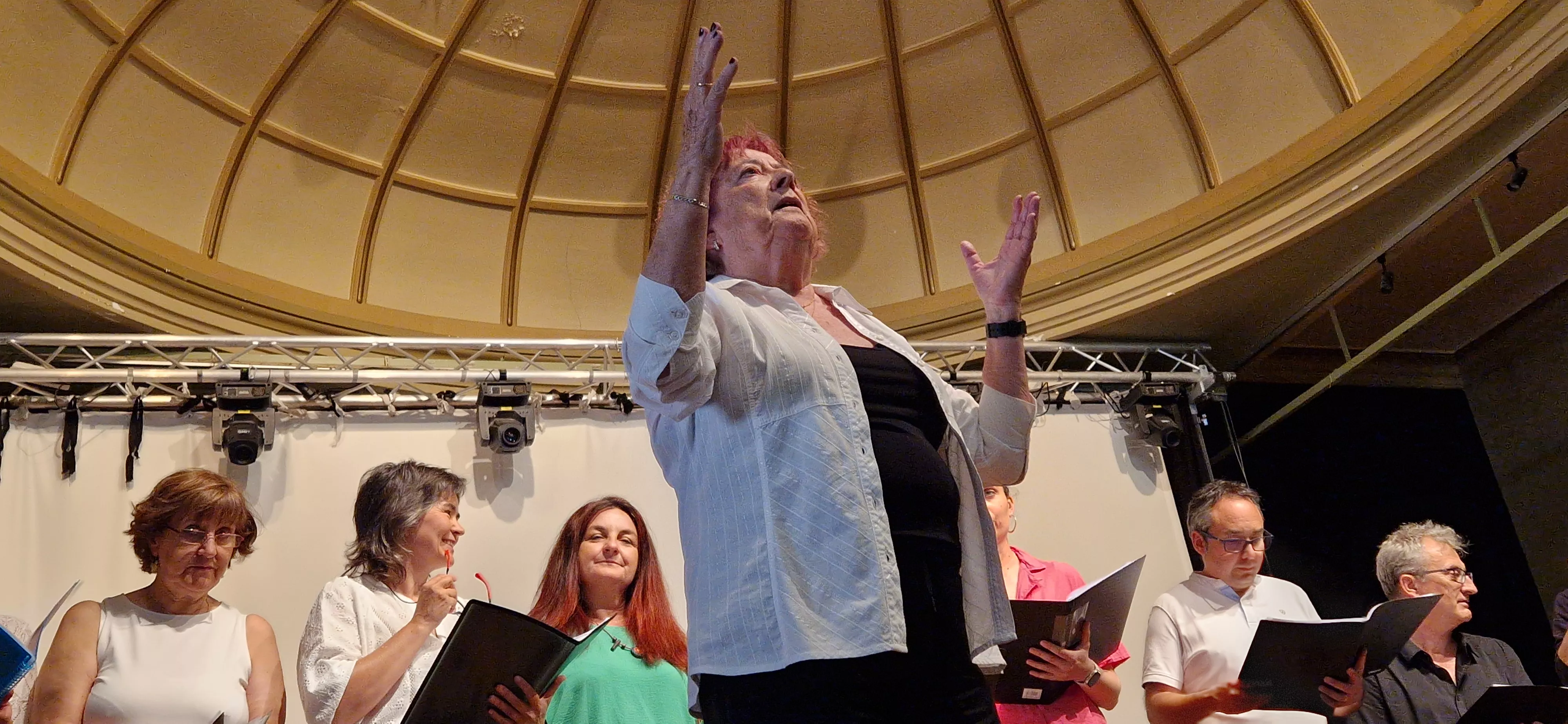 Isabel Arilla y el Coro de Profesores del IES Ramón y Cajal. Foto Myriam Martínez