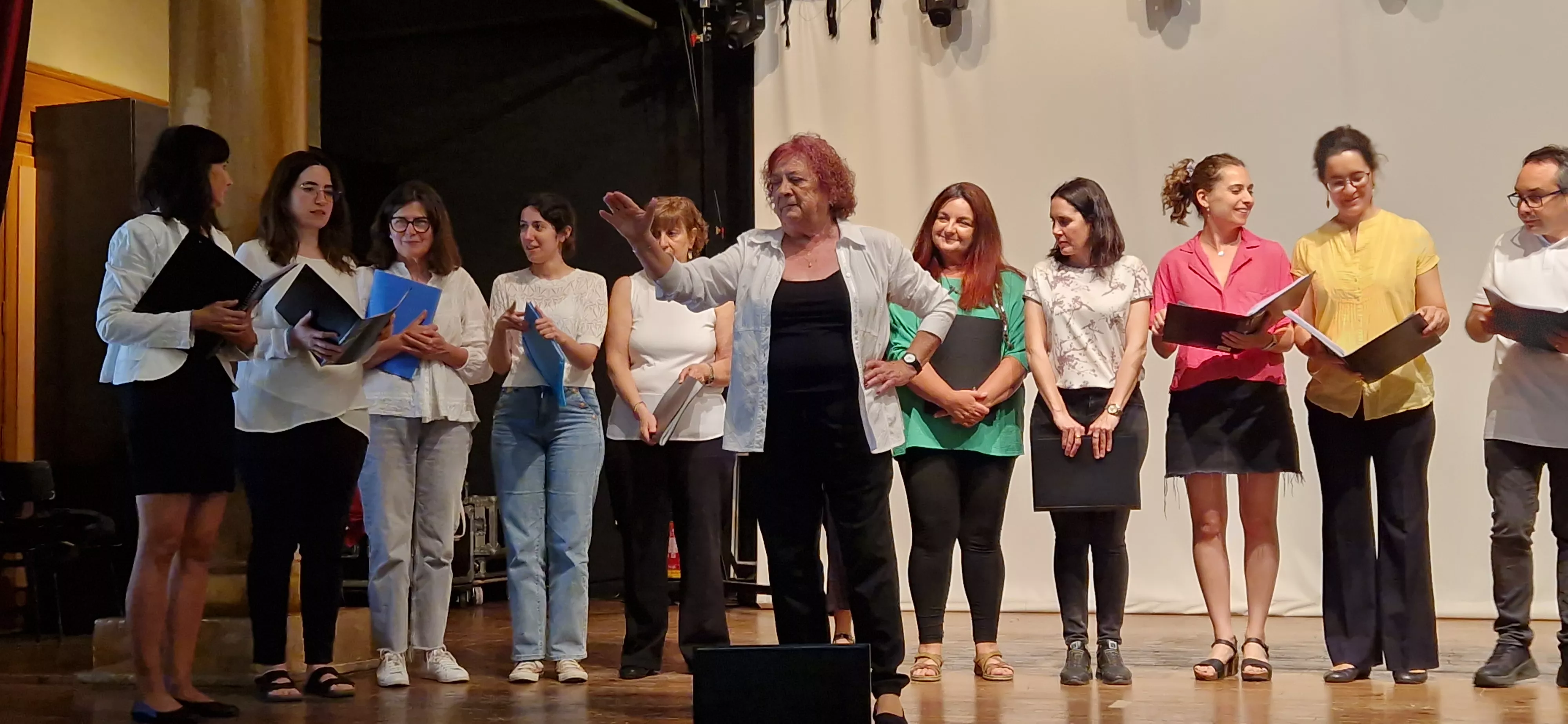 Isabel Arilla y el Coro de Profesores del IES Ramón y Cajal. Foto Myriam Martínez